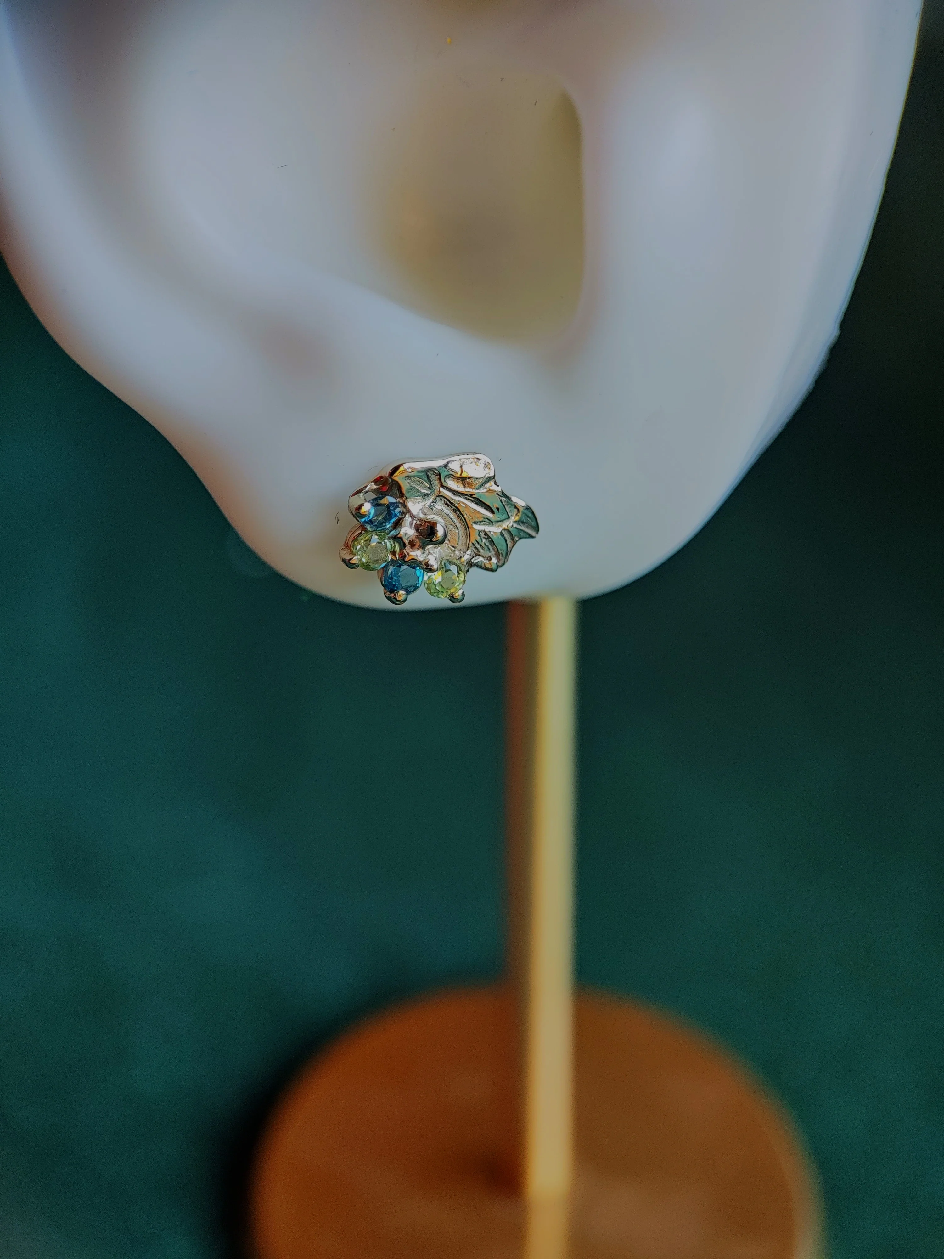 Oorbellen in 18k wit goud met licht blauwe topaas en peridoot: Aya