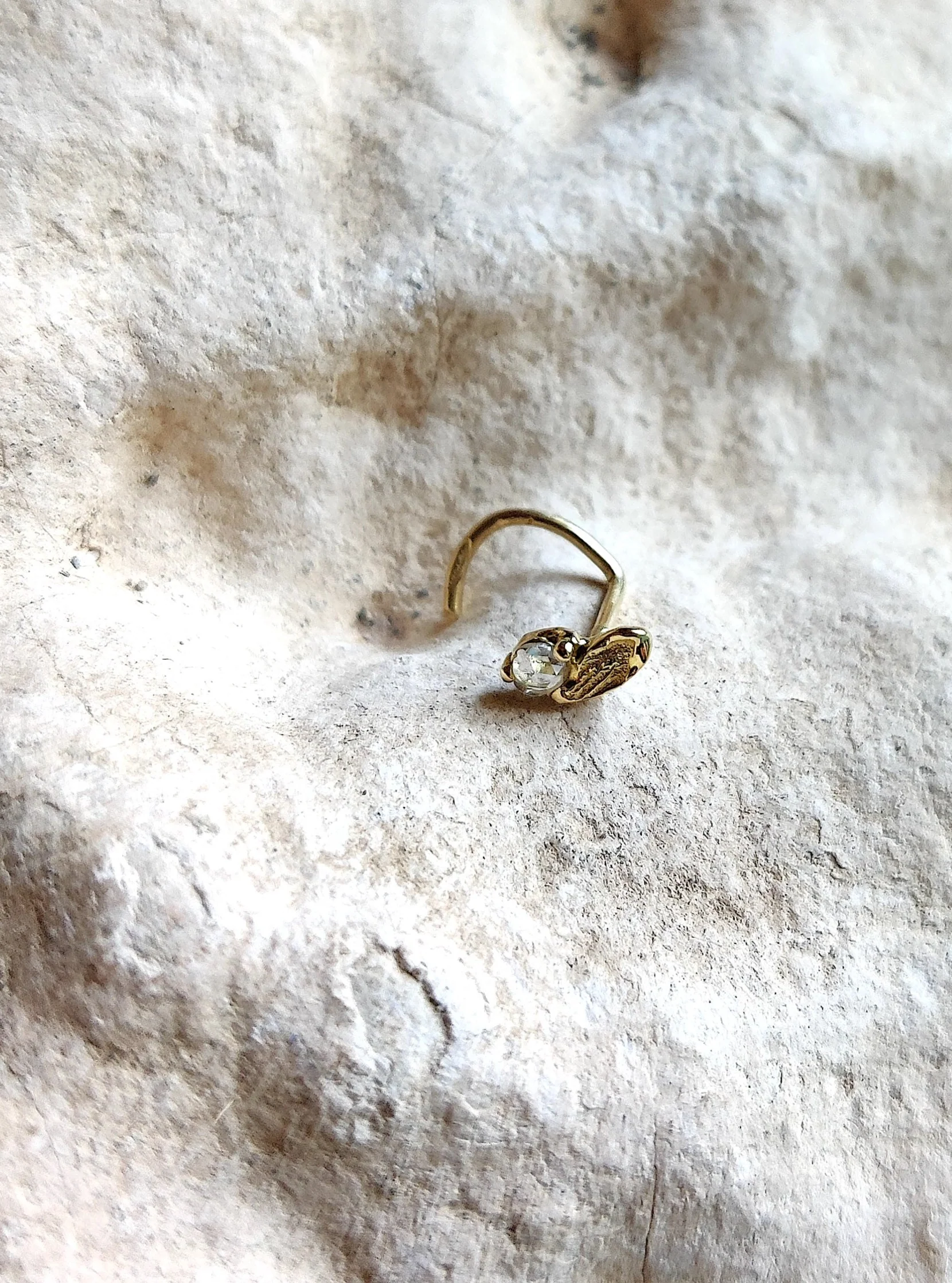 Neuspiercing in 18K geelgoud met diamant - lily