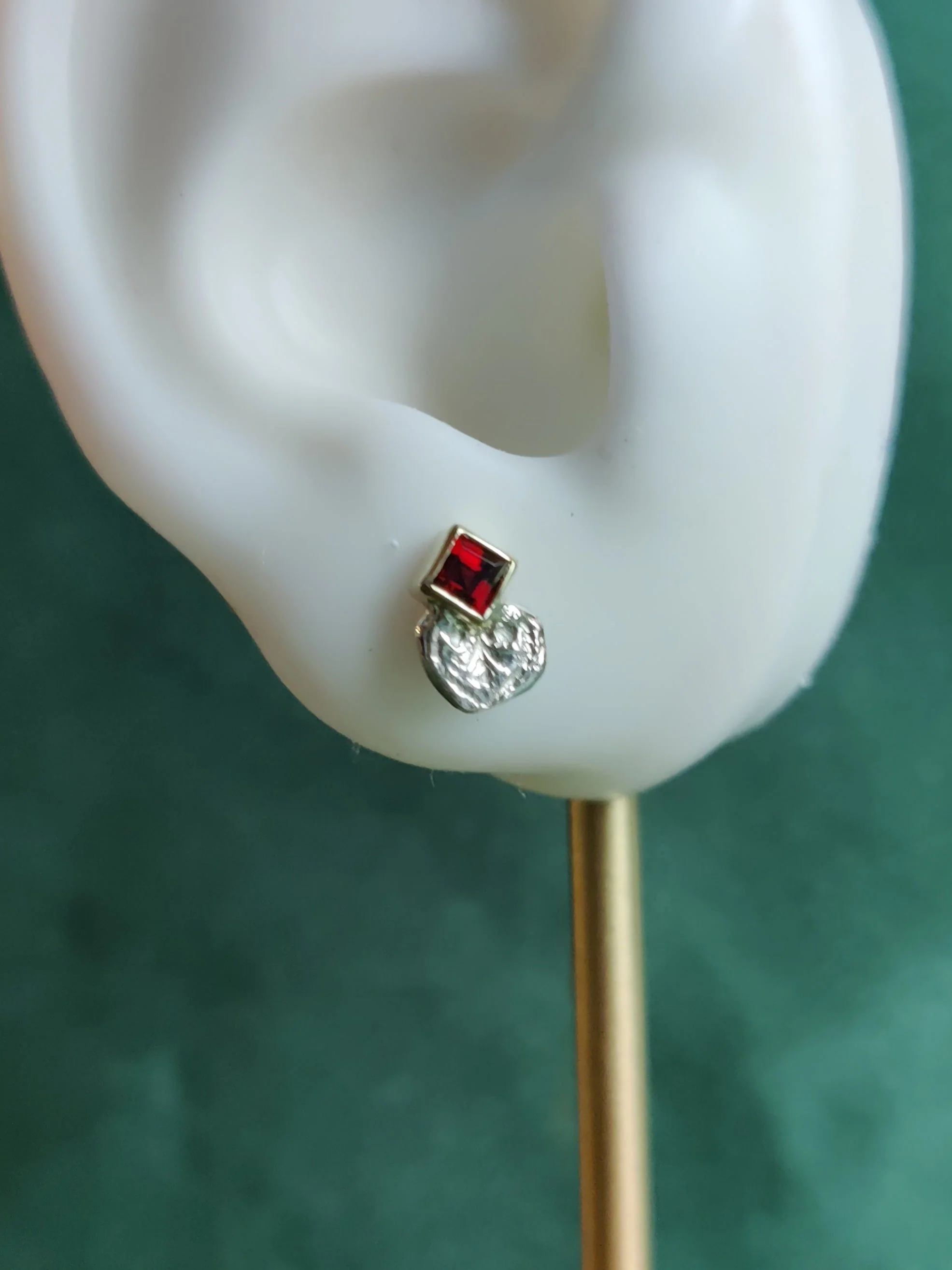 Oorbellen in het zilver en 14k geel goud met granaat: Kelly