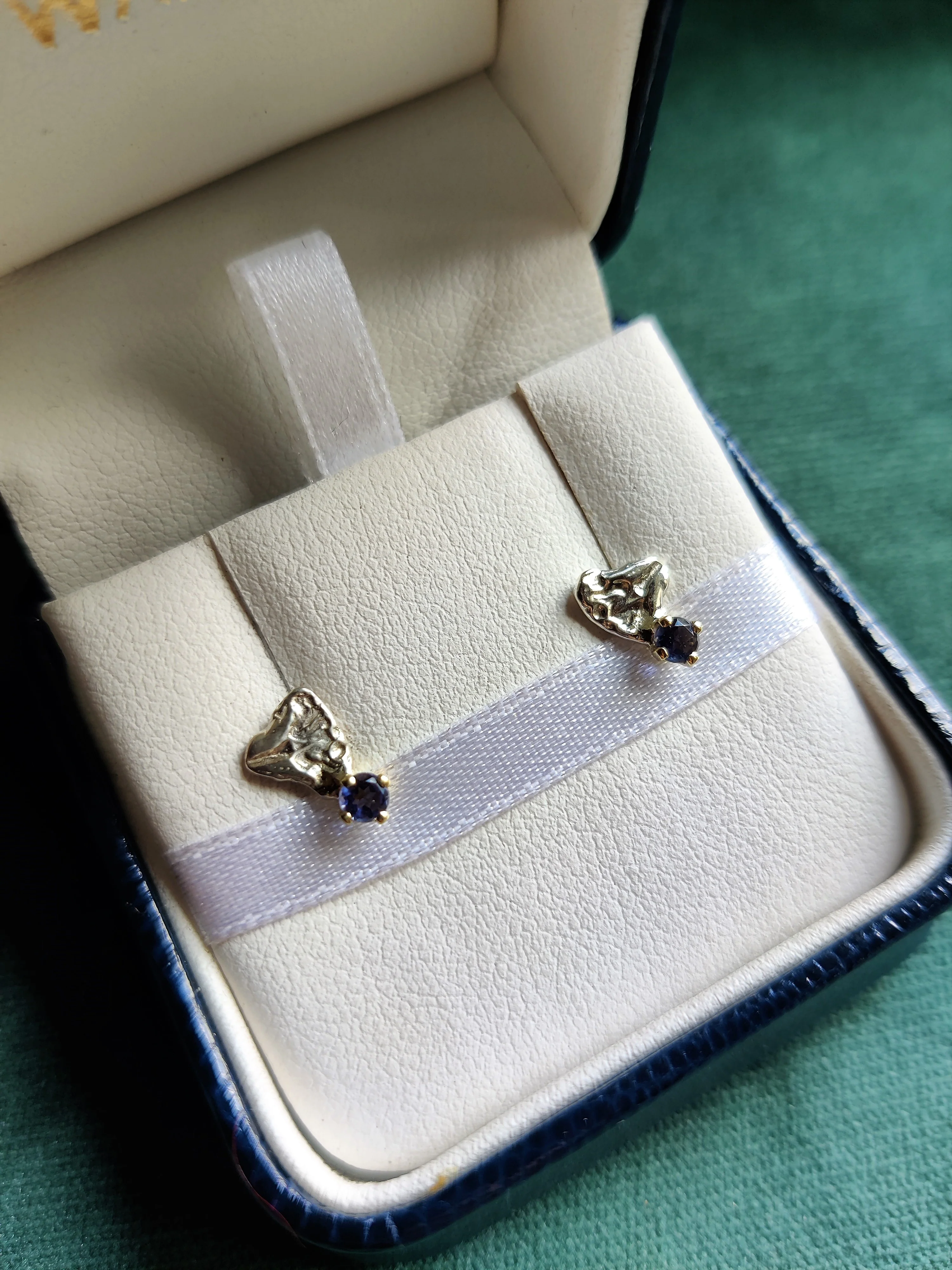 Oorbel in 14k geel goud met zilver blaadje en ioniet - Lena