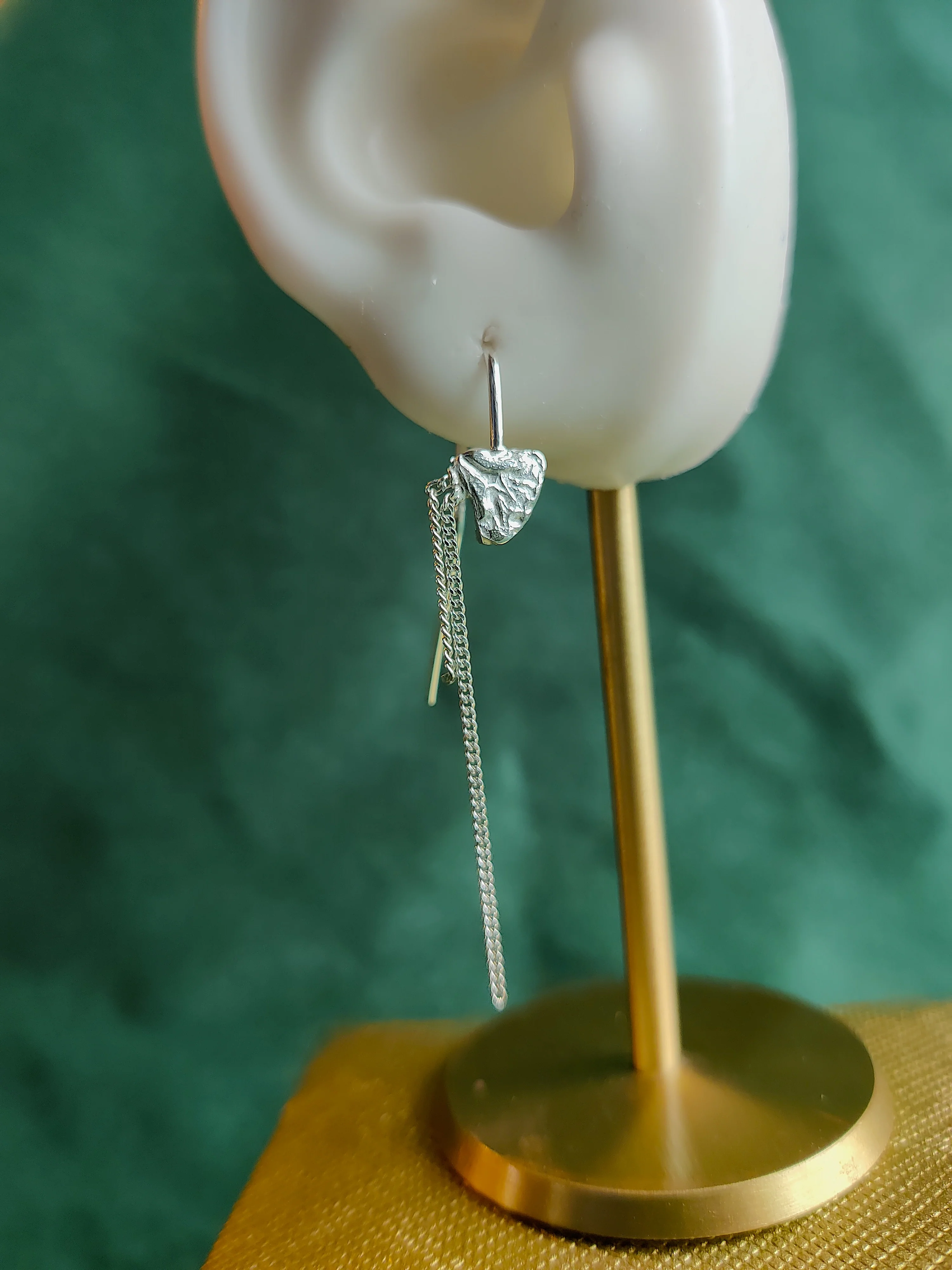 Oorbellen in het zilver bladvormig met een kettinkje: Lily 2