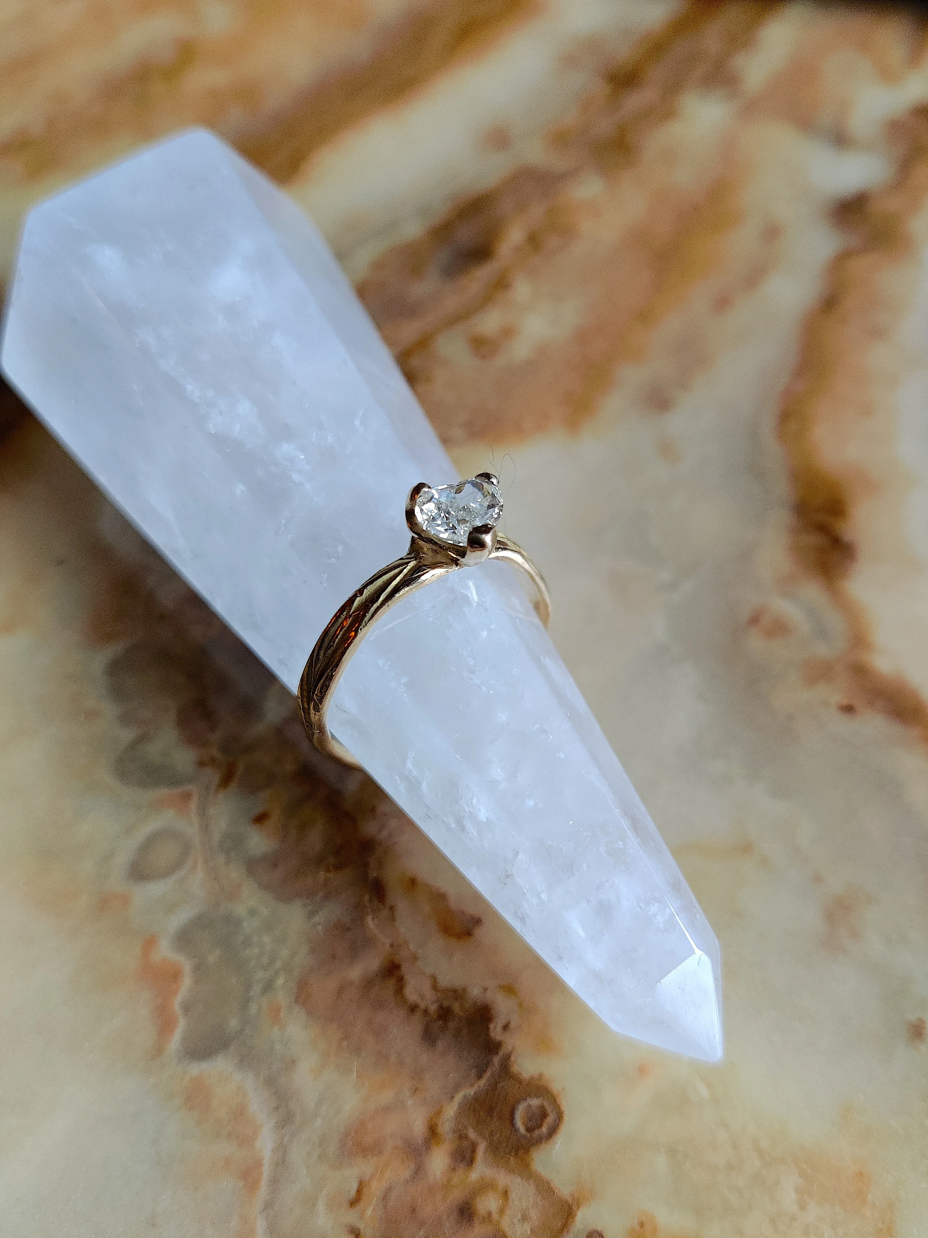 Ring in 18k geel goud met hartvormige diamant - Lars