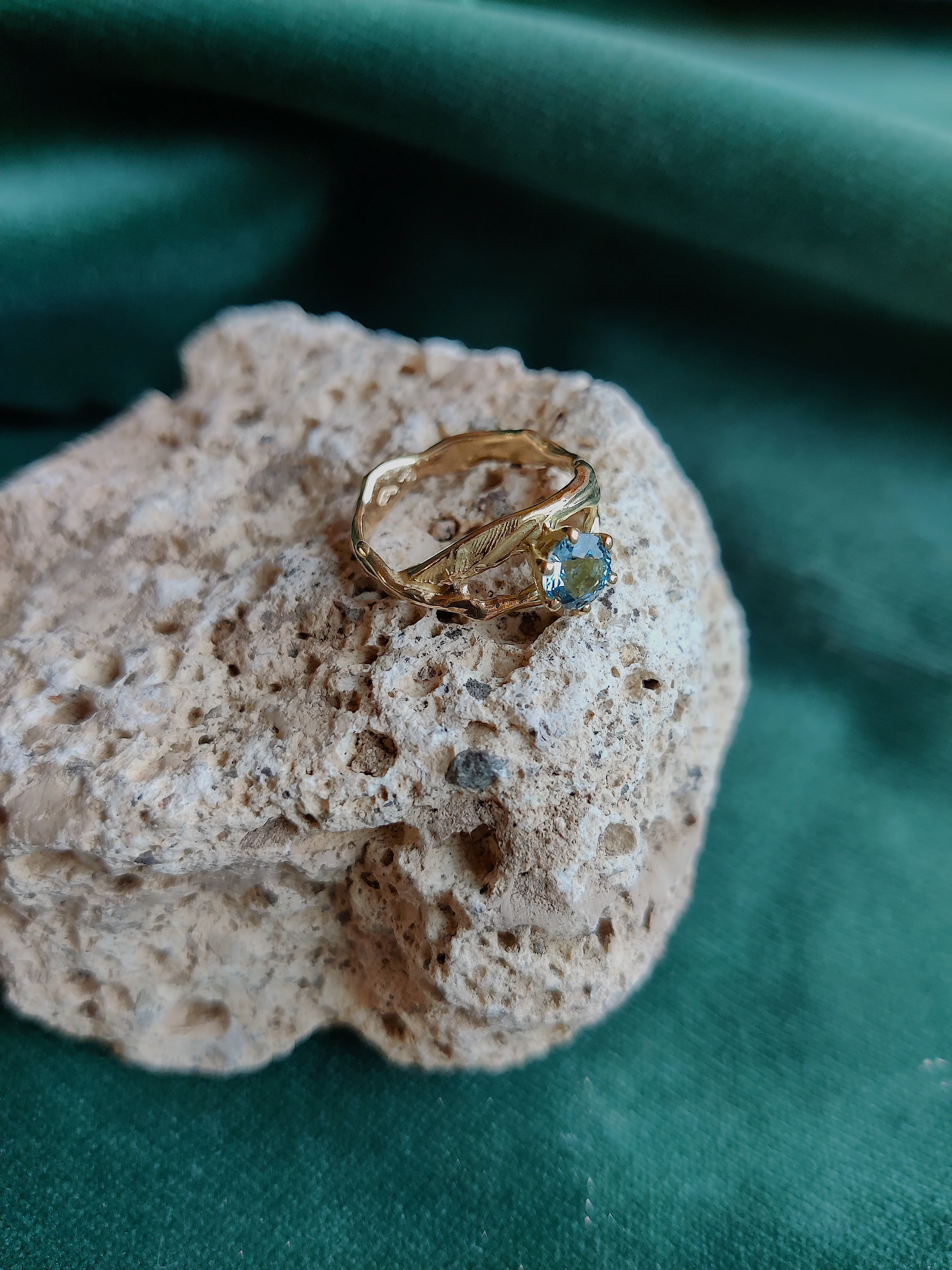 Ring in 18k geel goud met aquamarijn: Inge