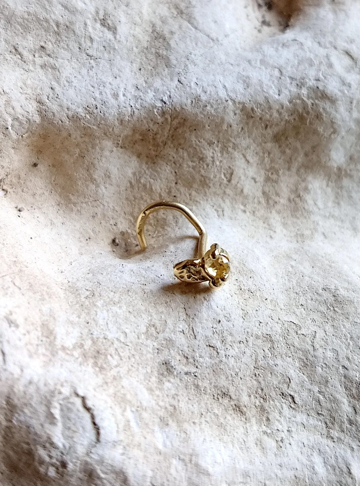 Neuspiercing in 18k geelgoud met gele diamant - Lily