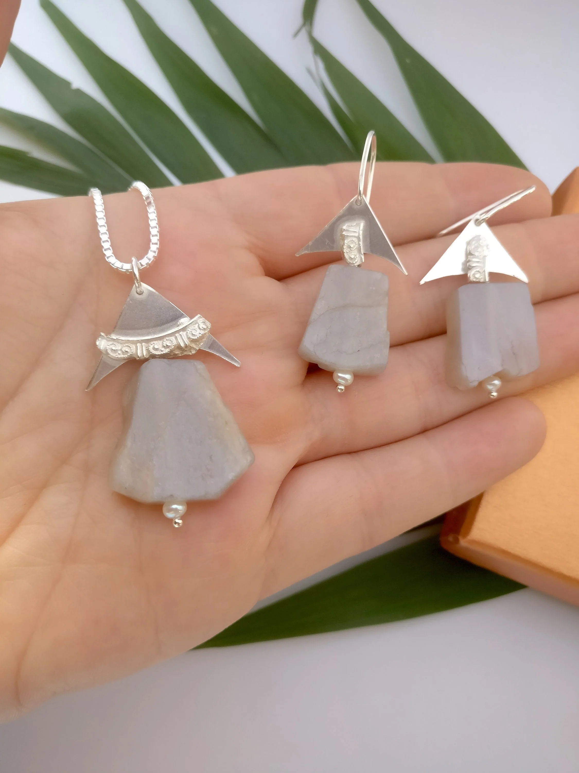 Set van ketting en oorbel in zilver met grijze maansteen en witte parels: Luna