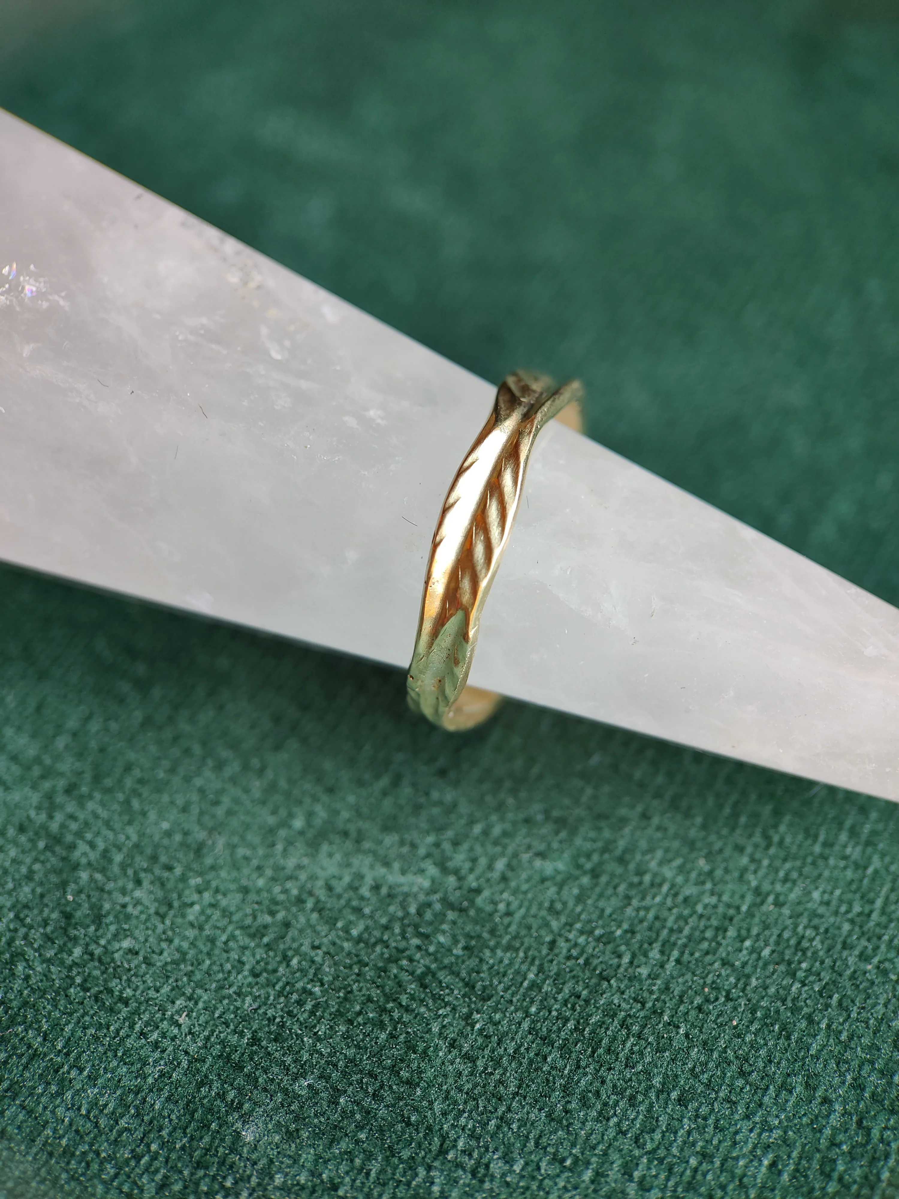 Ring in 14K geel goud met veer patroon: Fien