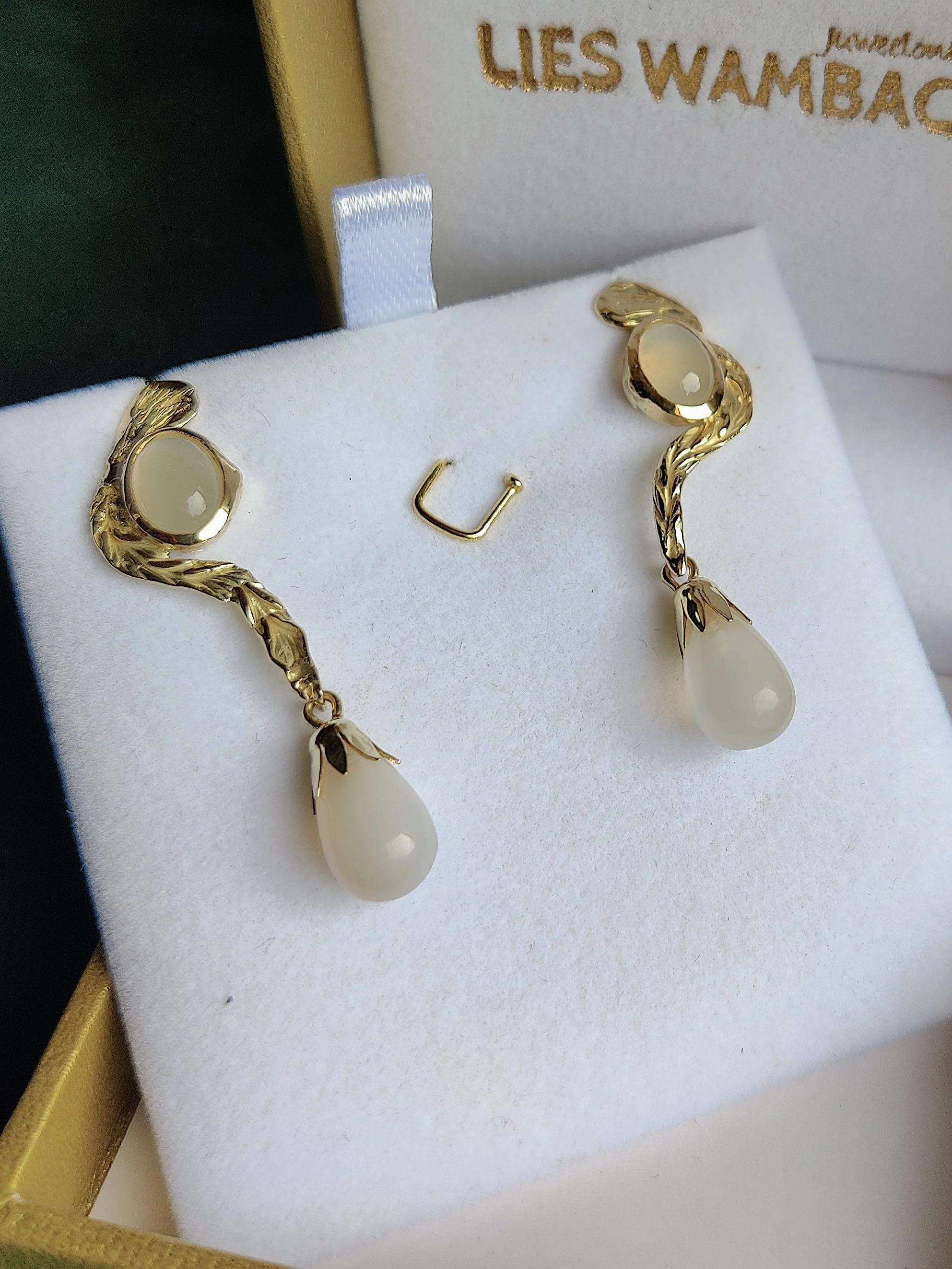 Oorhangers in 14K geel goud met maansteen: Ria