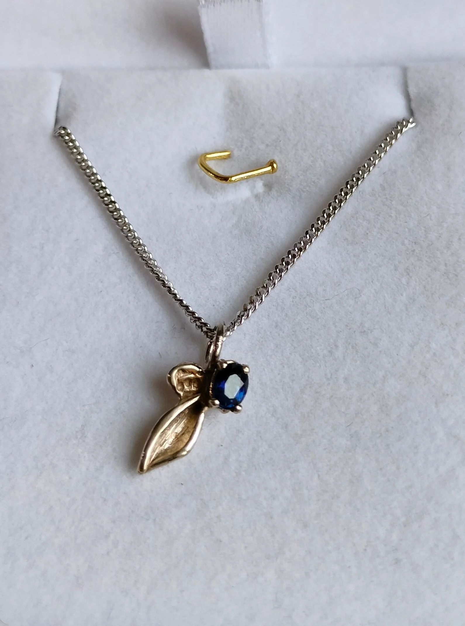 Hanger in 18K wit goud met blauwe saffier: Lieve