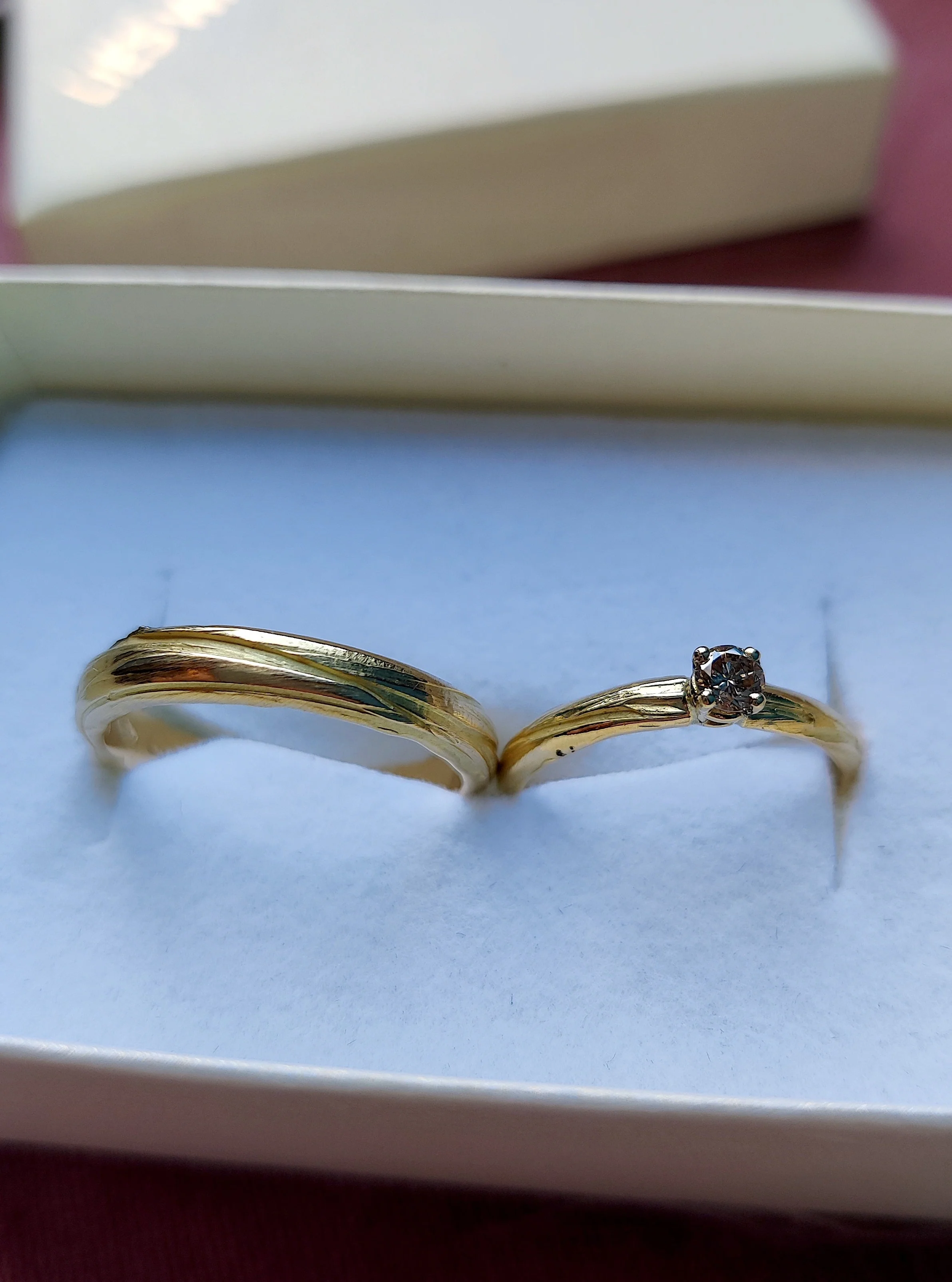 Trouwringen in 18k geel goud met bruine diamant: Guinevere en Lancelot