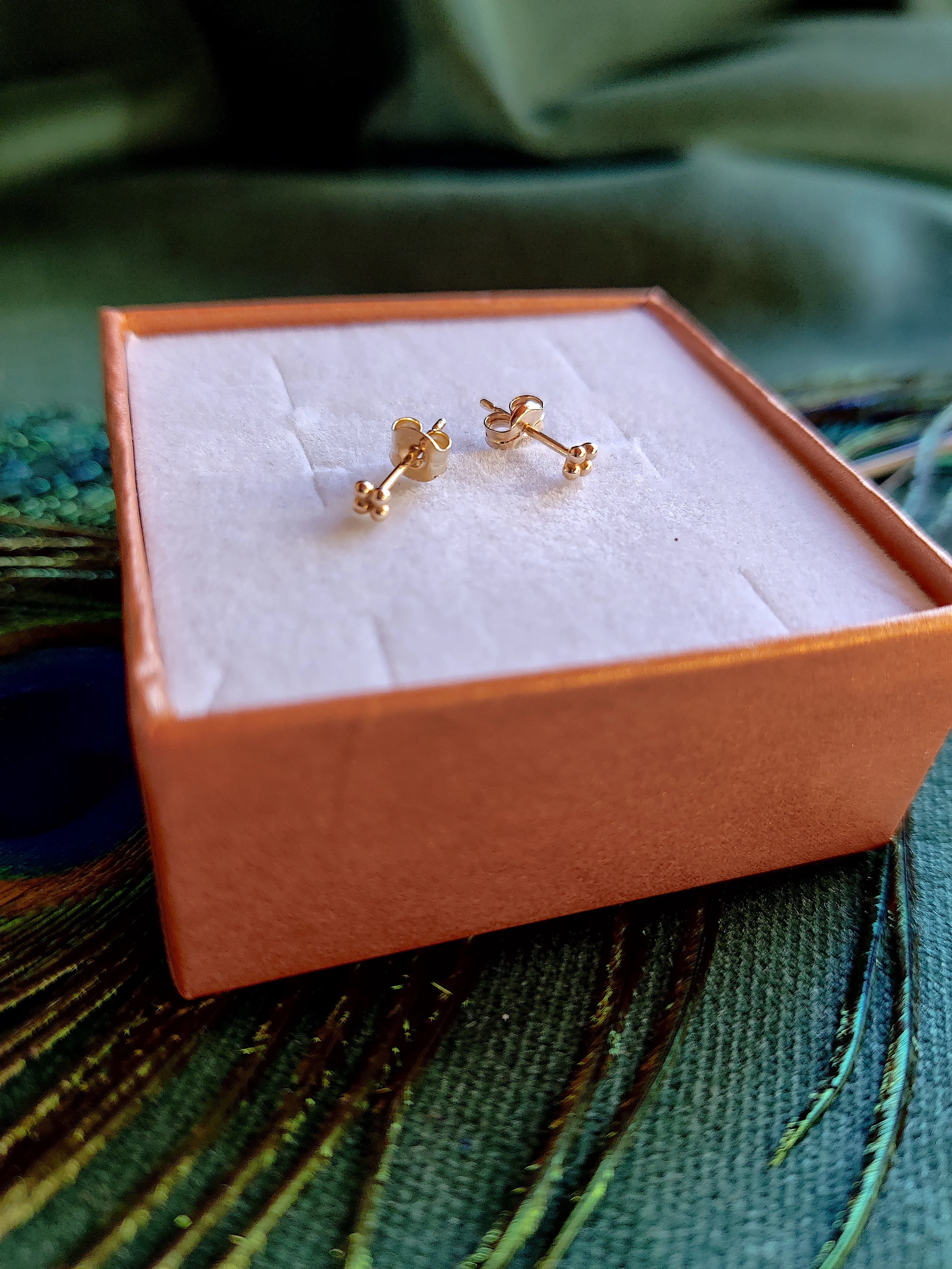 Mini oorbel in 14k goud: Vier bolletjes