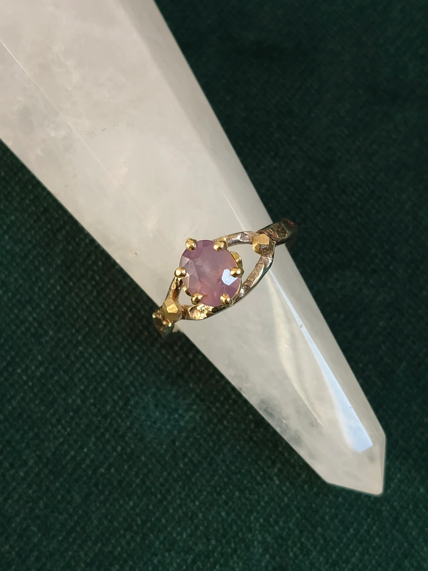 Ring in 18 K geel en wit goud met licht roze opaliserende saffier: Fiera