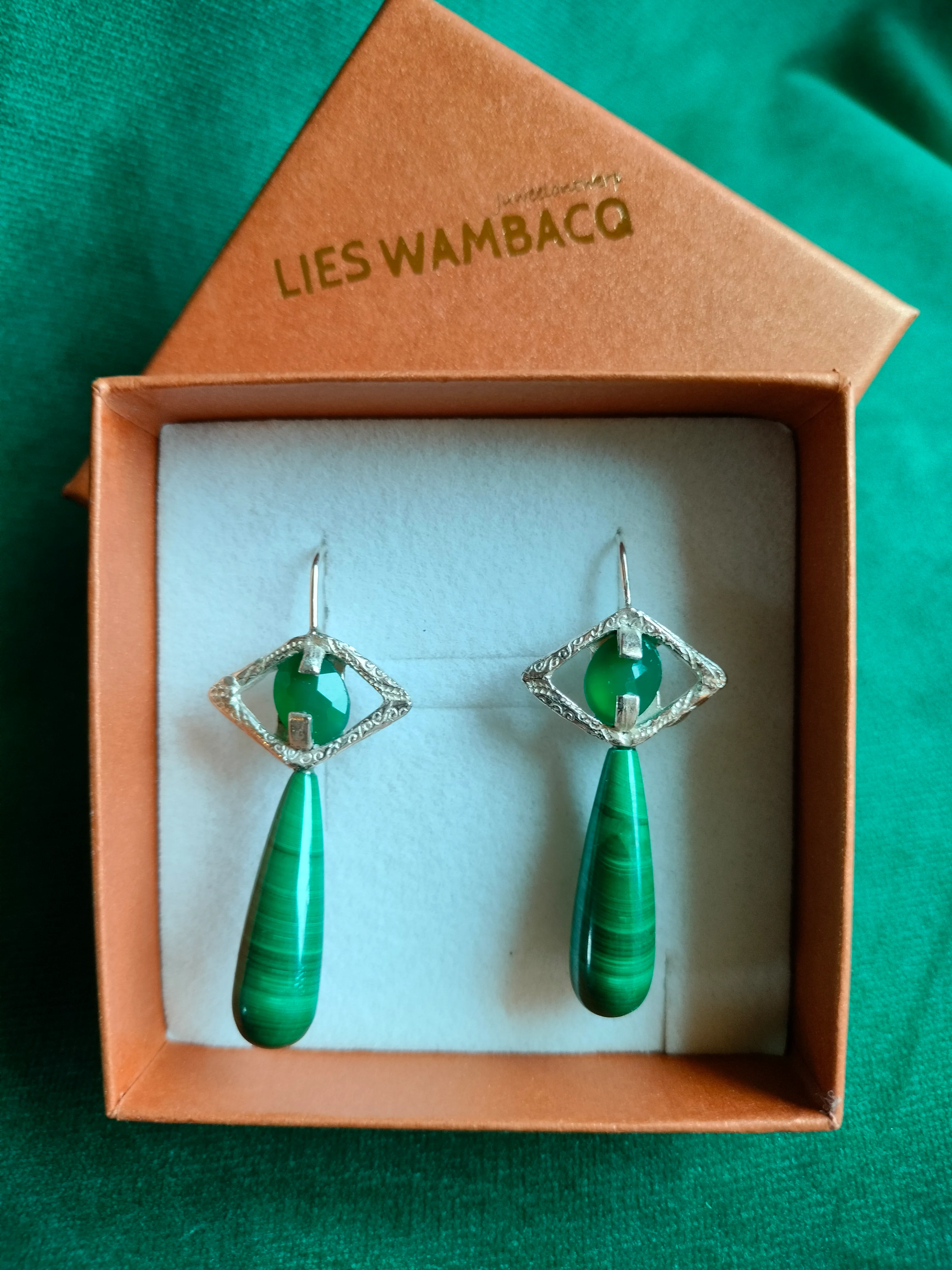 Oorbel in zilver met malachiet druppels en groene agaat: Annika