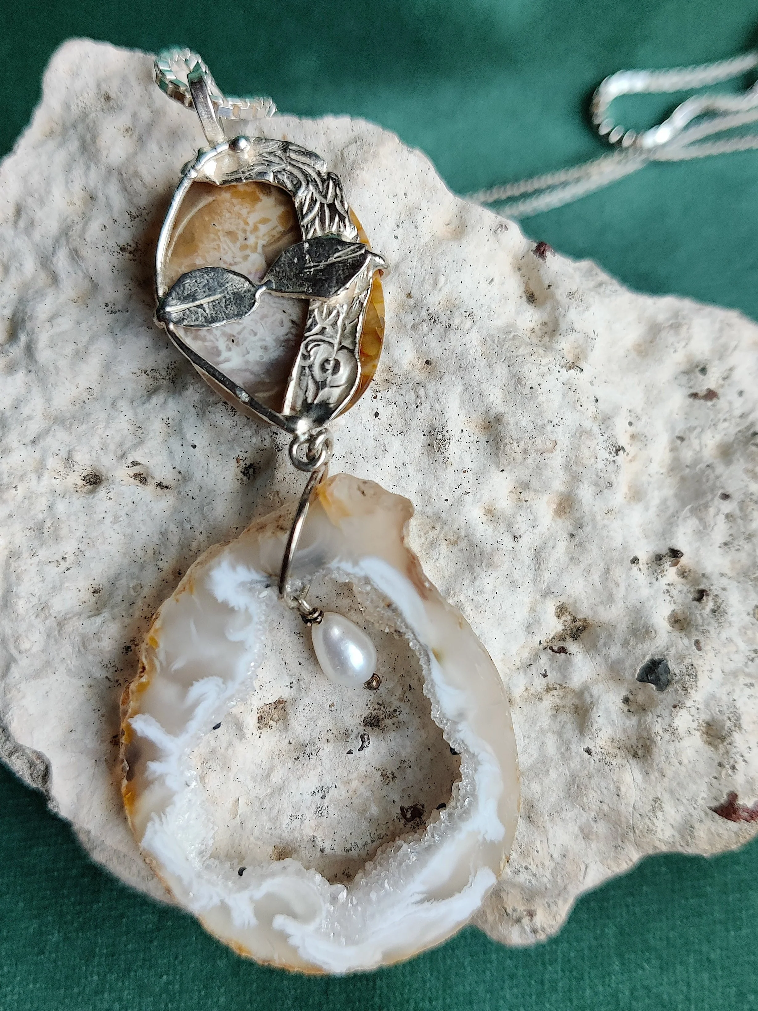 Zilvere hanger met jaspis, agaat en parel: Caro