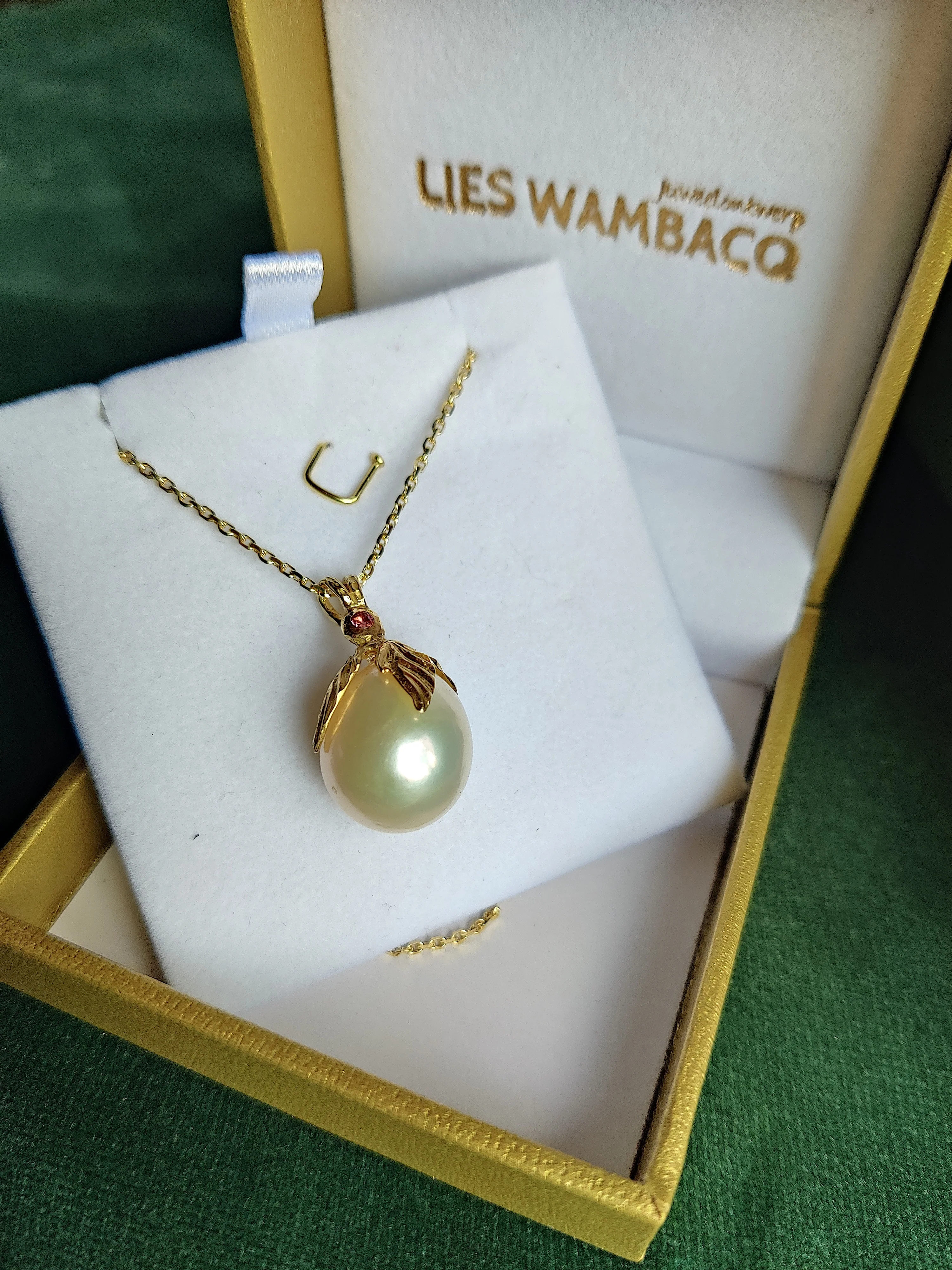 Hanger in 18K geel goud met barok parel - Dianna