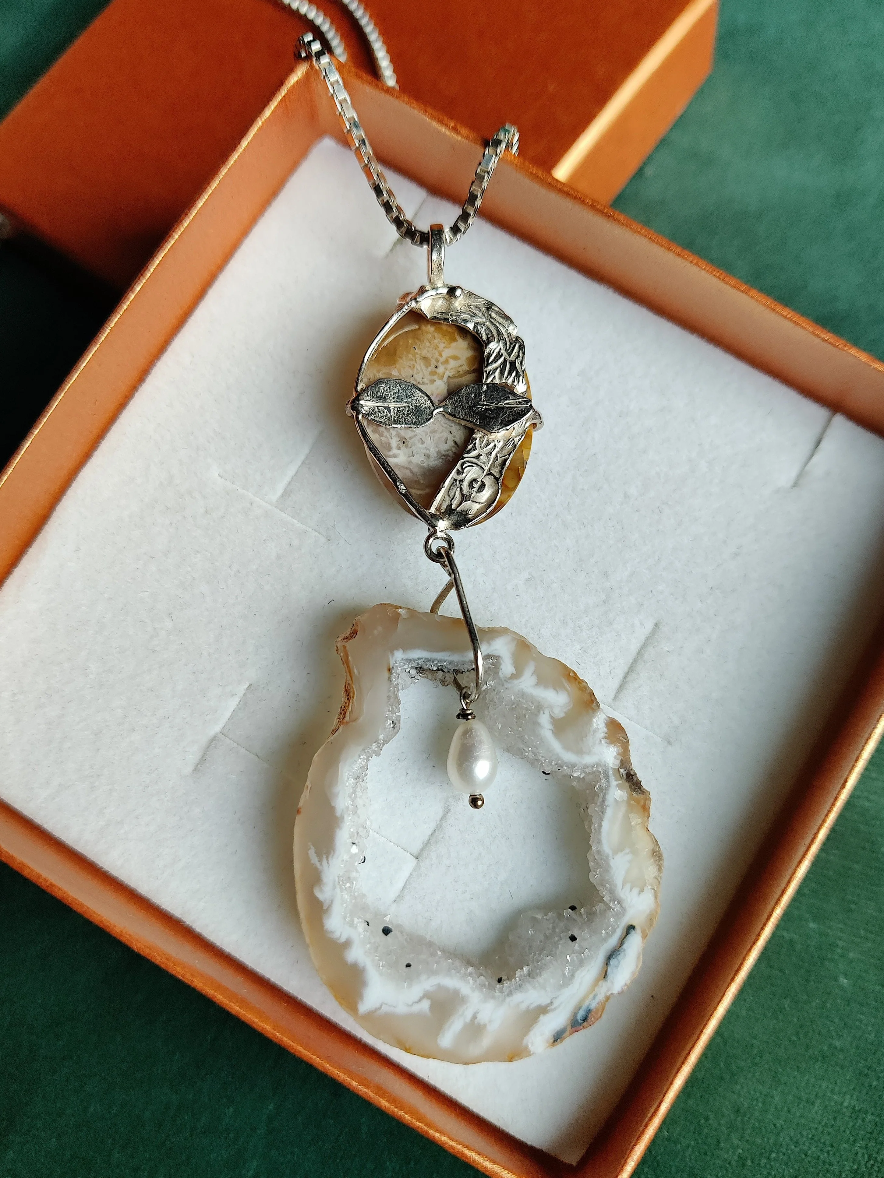 Zilvere hanger met jaspis, agaat en parel: Caro