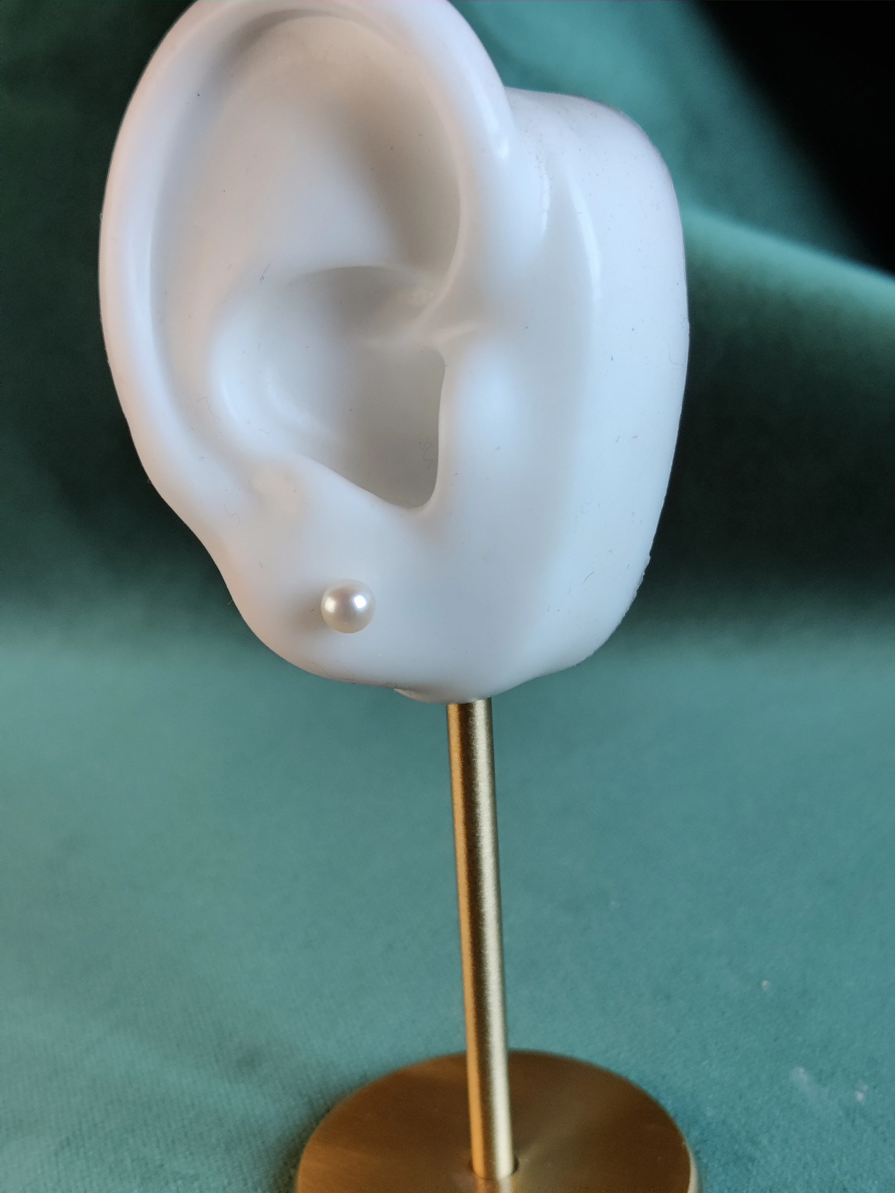 Oorbel in 14k geel goud met zoetwaterparel 4,5mm : Ravi 1