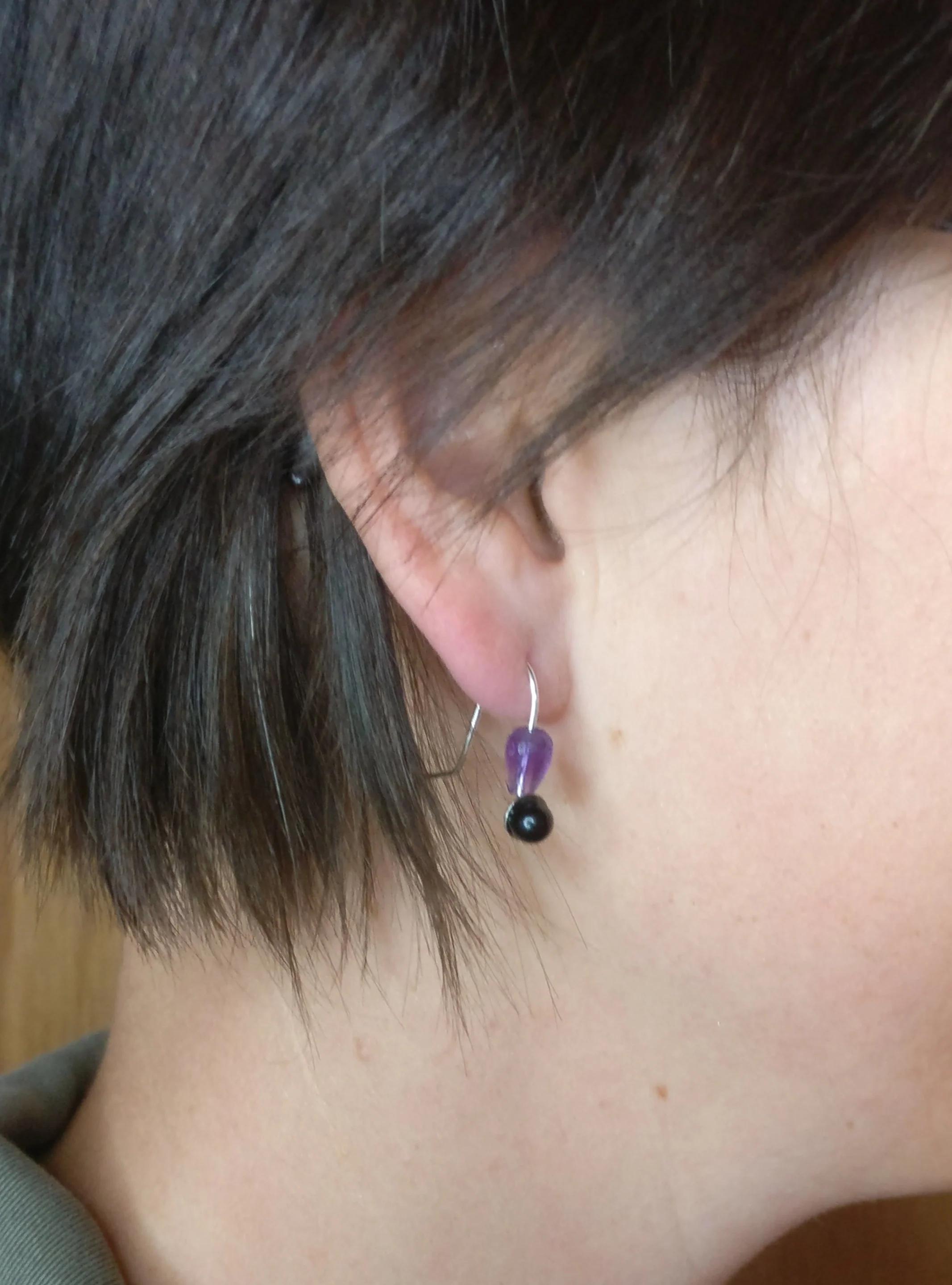 Oorbel in zilver met amethist en onyx: Violet.