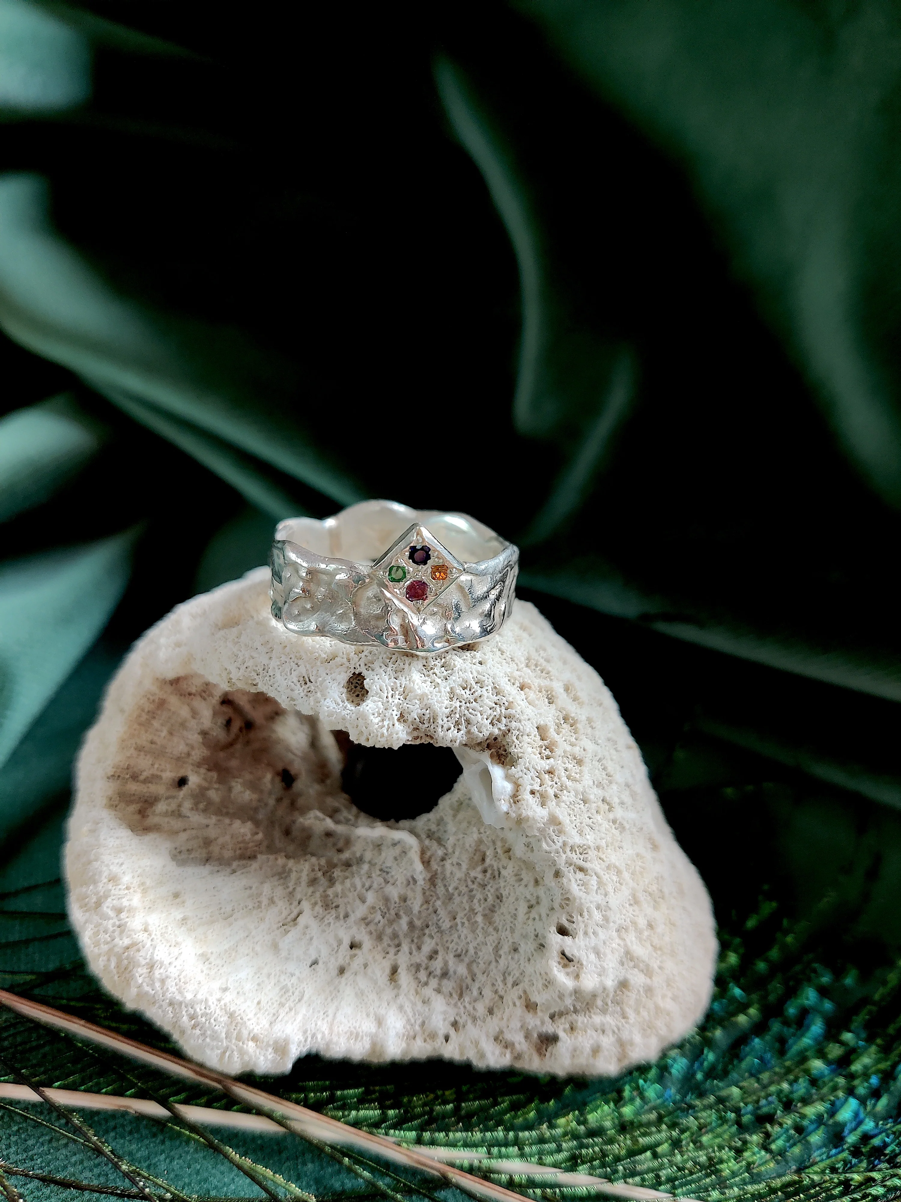 Ring in zilver met smaragd, rhodoliet en saffier: King