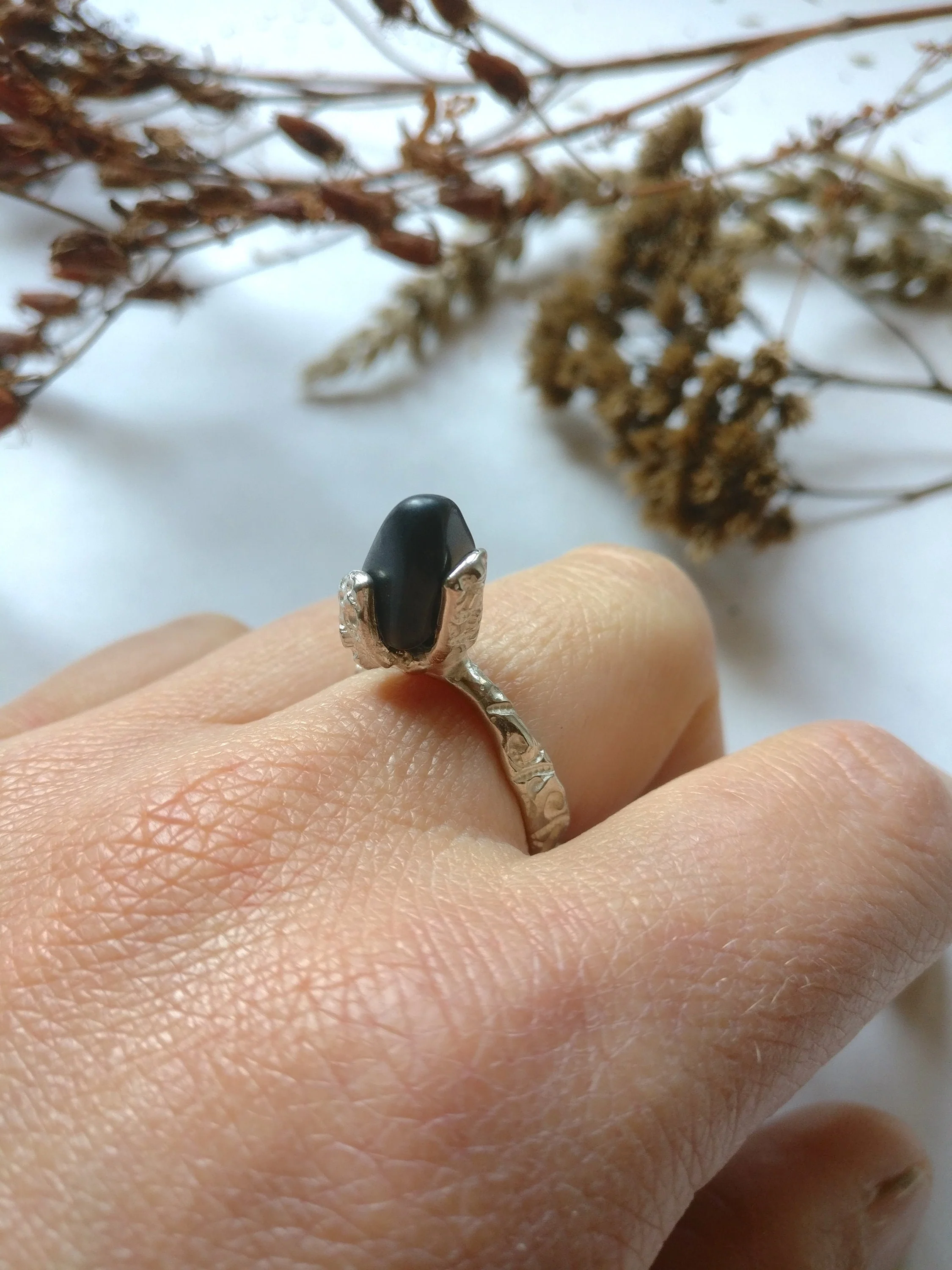 Ring in zilver met ruwe steen: Onyx kiezel