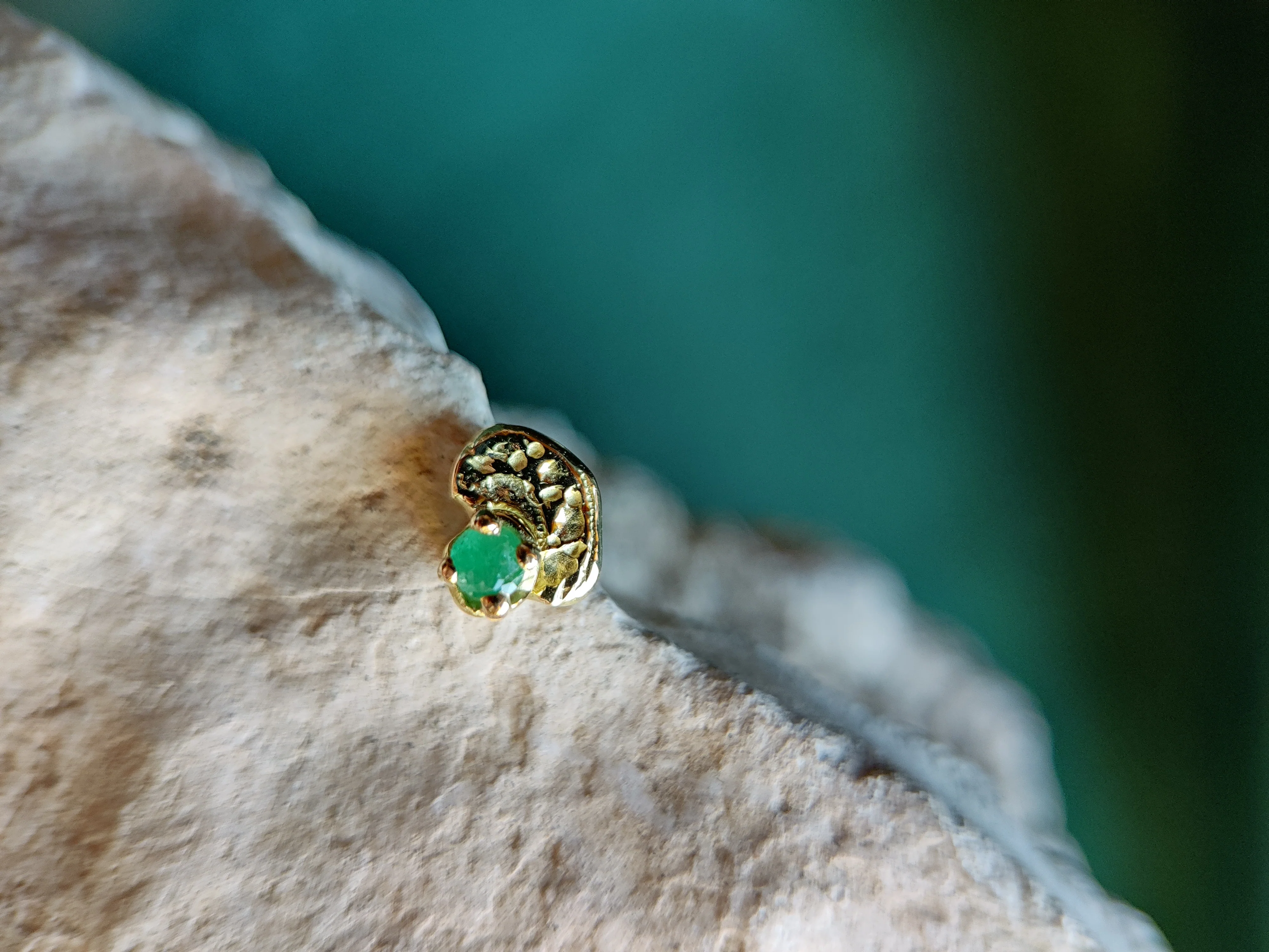 Losse oorbel of neuspiercing in 18k geel goud met smaragd: Annemarie