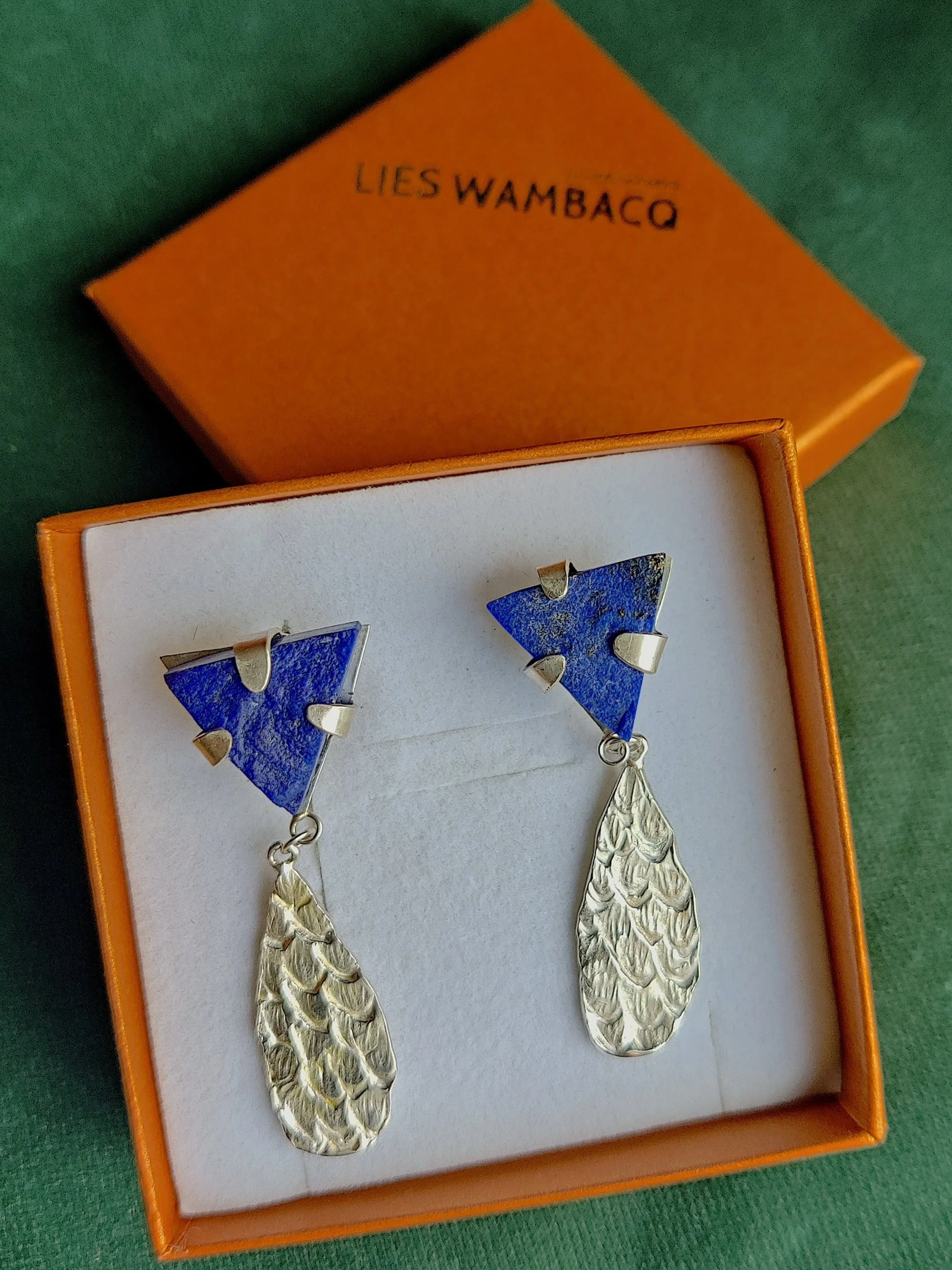 Oorbel in zilver met lapis lazulli