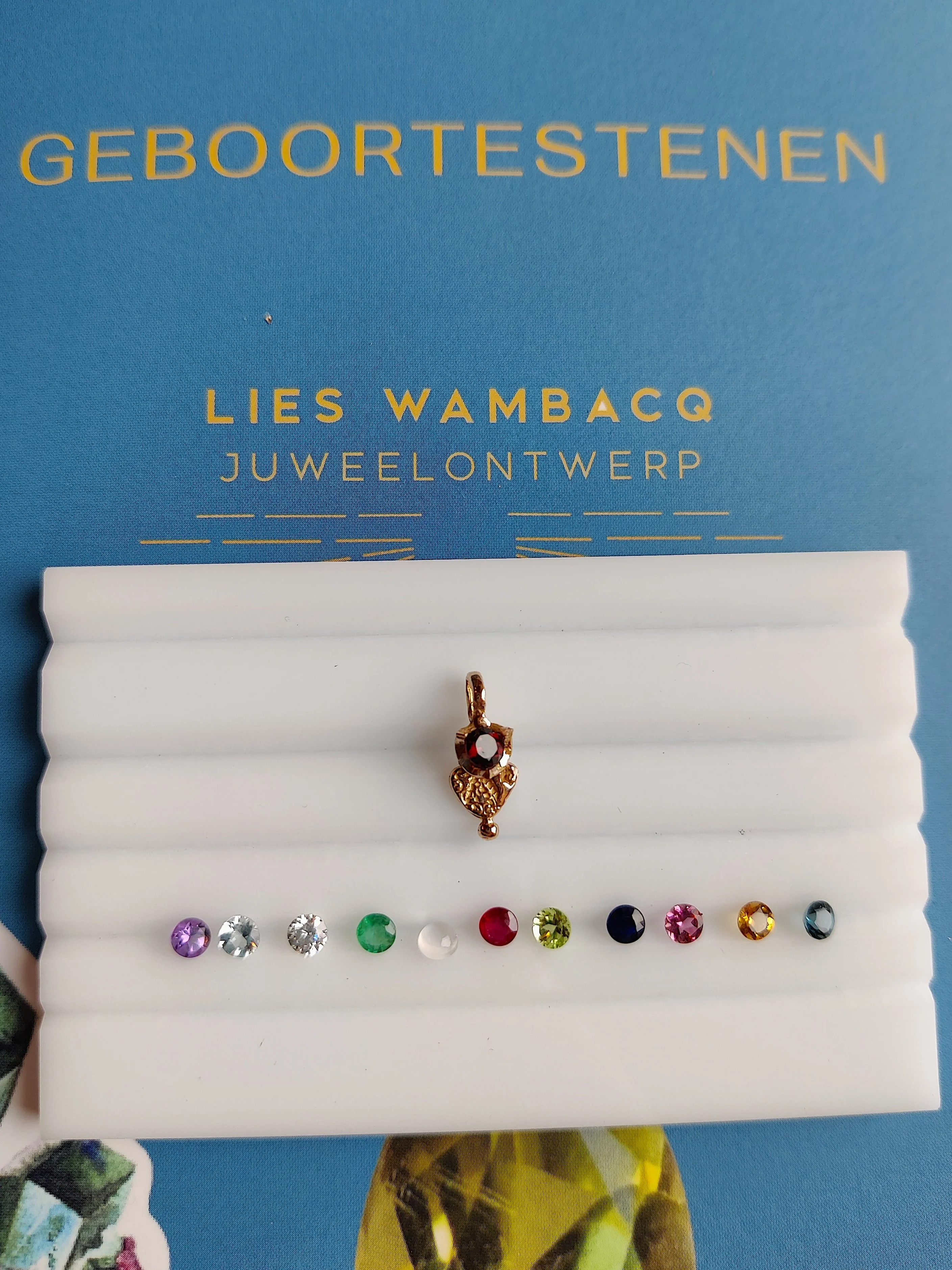 Hanger in 18k geel goud met geboortesteen - Love (alle maanden)