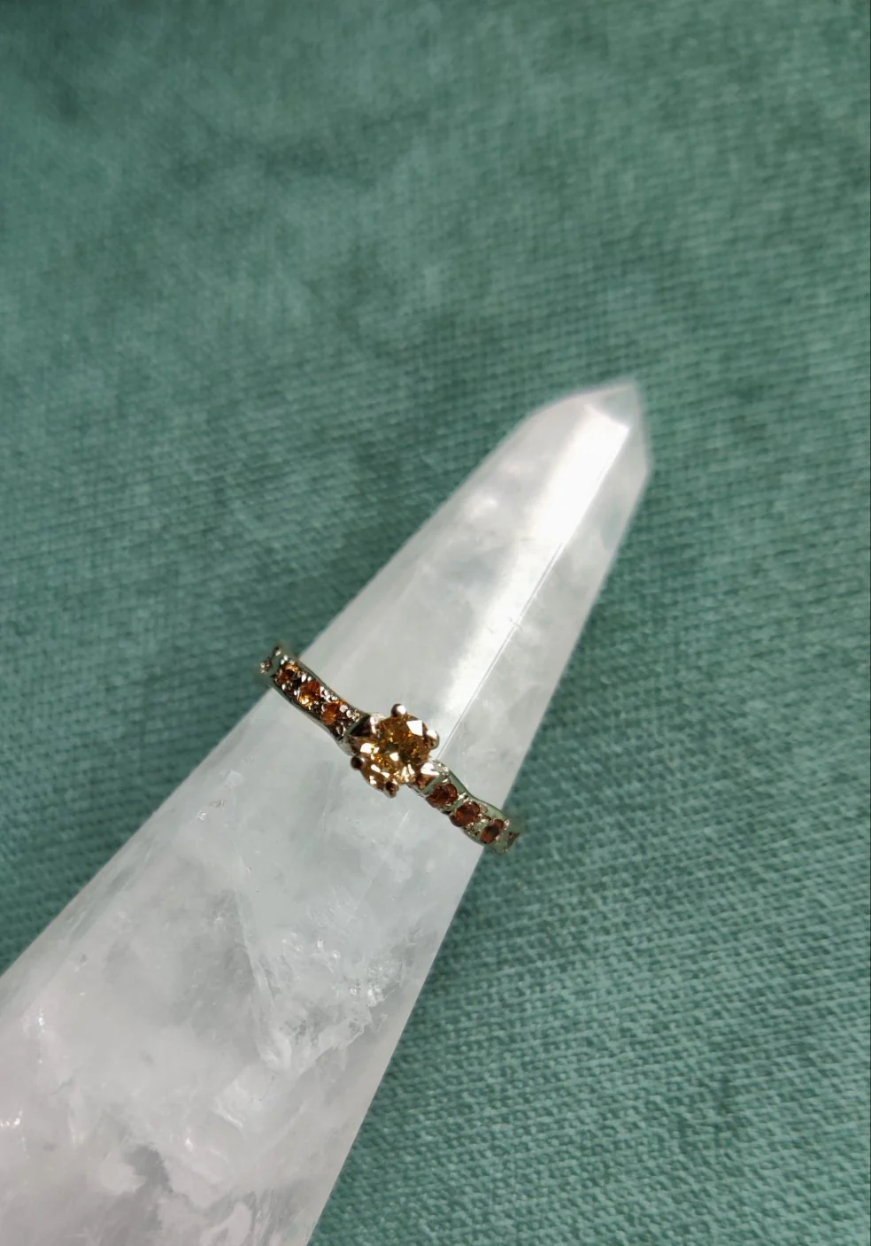 Ring in 18k wit goud met lichtgele diamant en oranje saffieren - Janna