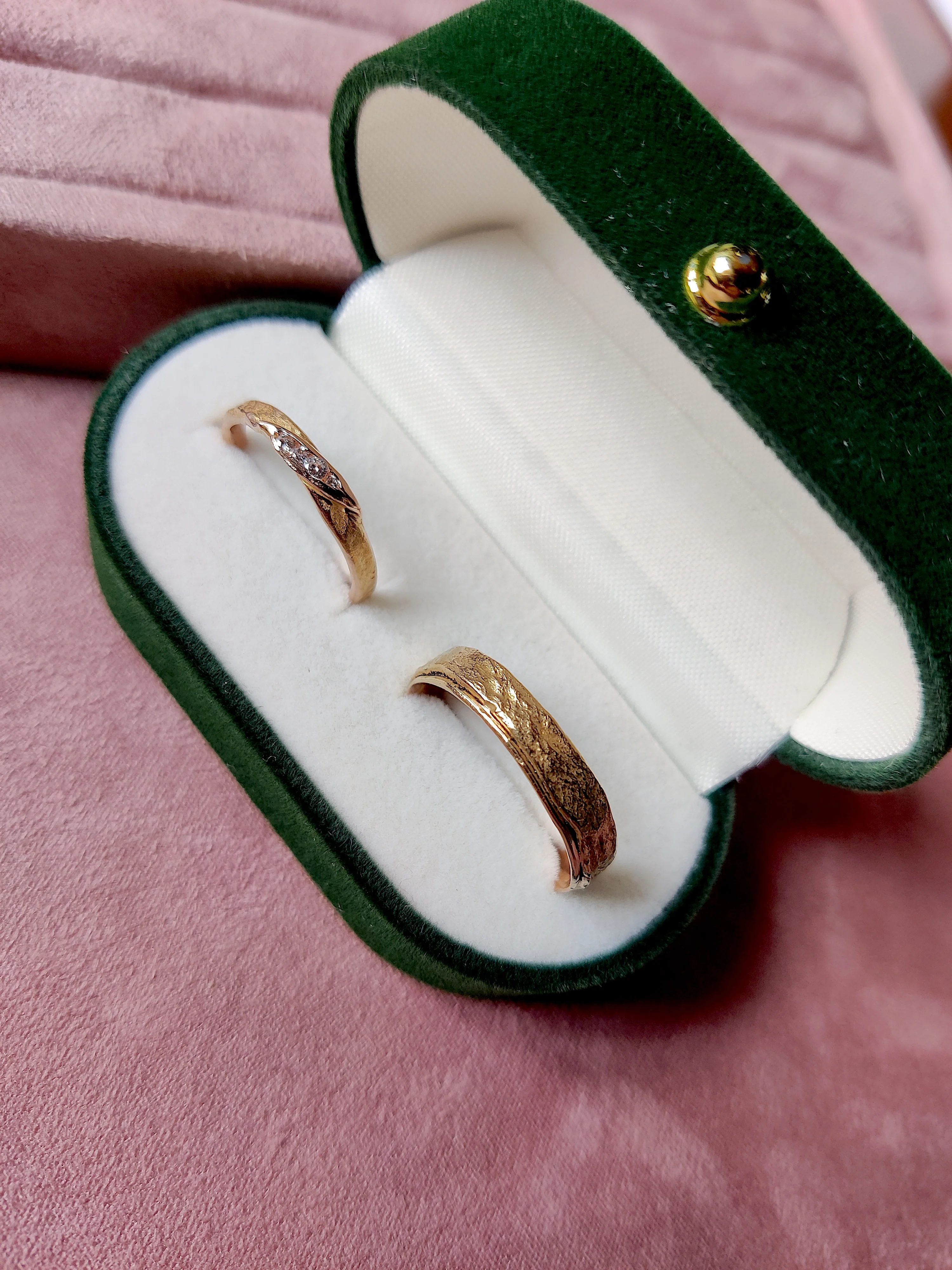 Trouwringen in 18k rood goud en diamant - Mathilde en Dolf