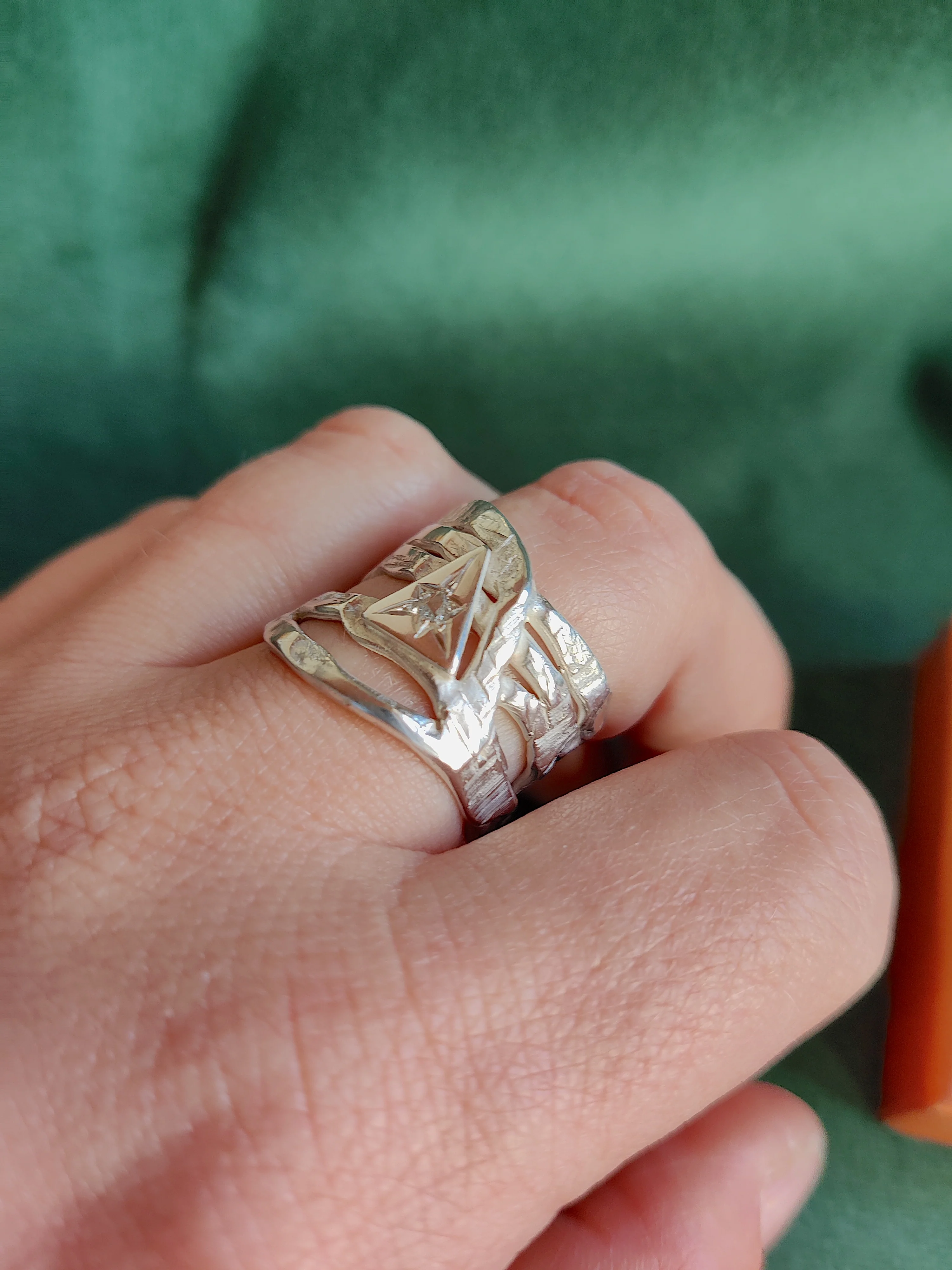 Ring in zilver: Roosgeslepen driehoek