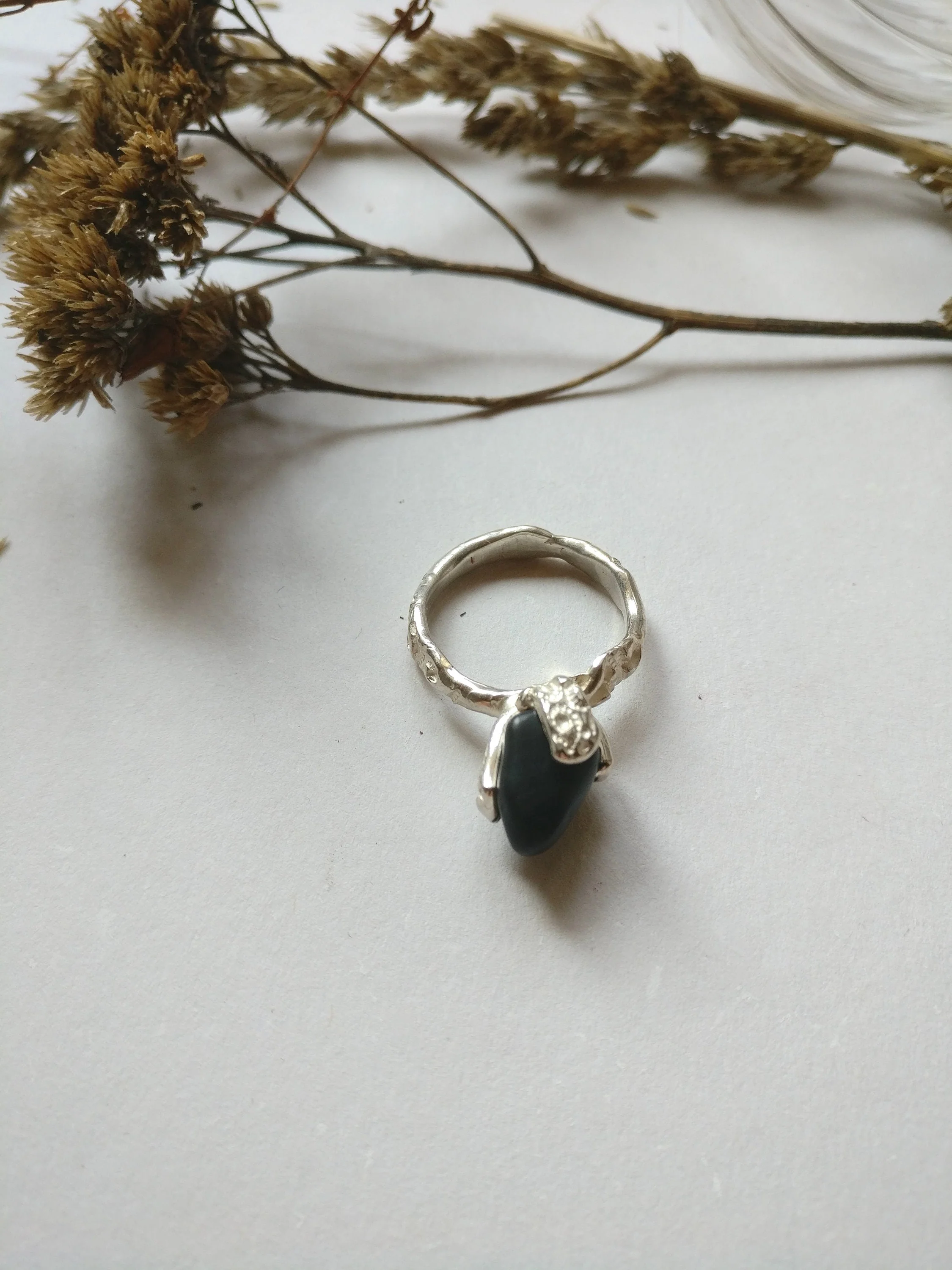 Ring in zilver met ruwe steen: Onyx kiezel