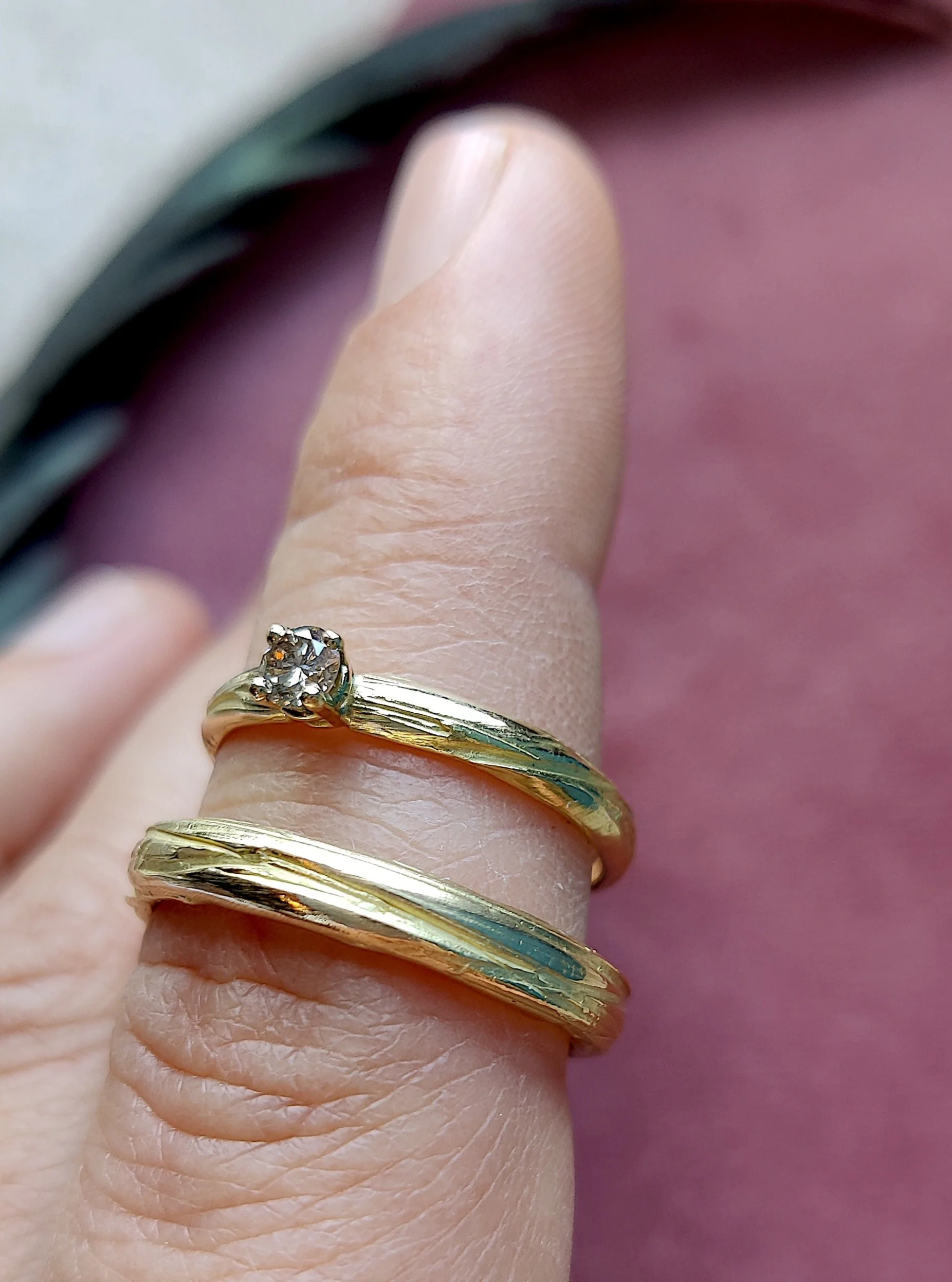 Trouwringen in 18k geel goud met bruine diamant: Guinevere en Lancelot