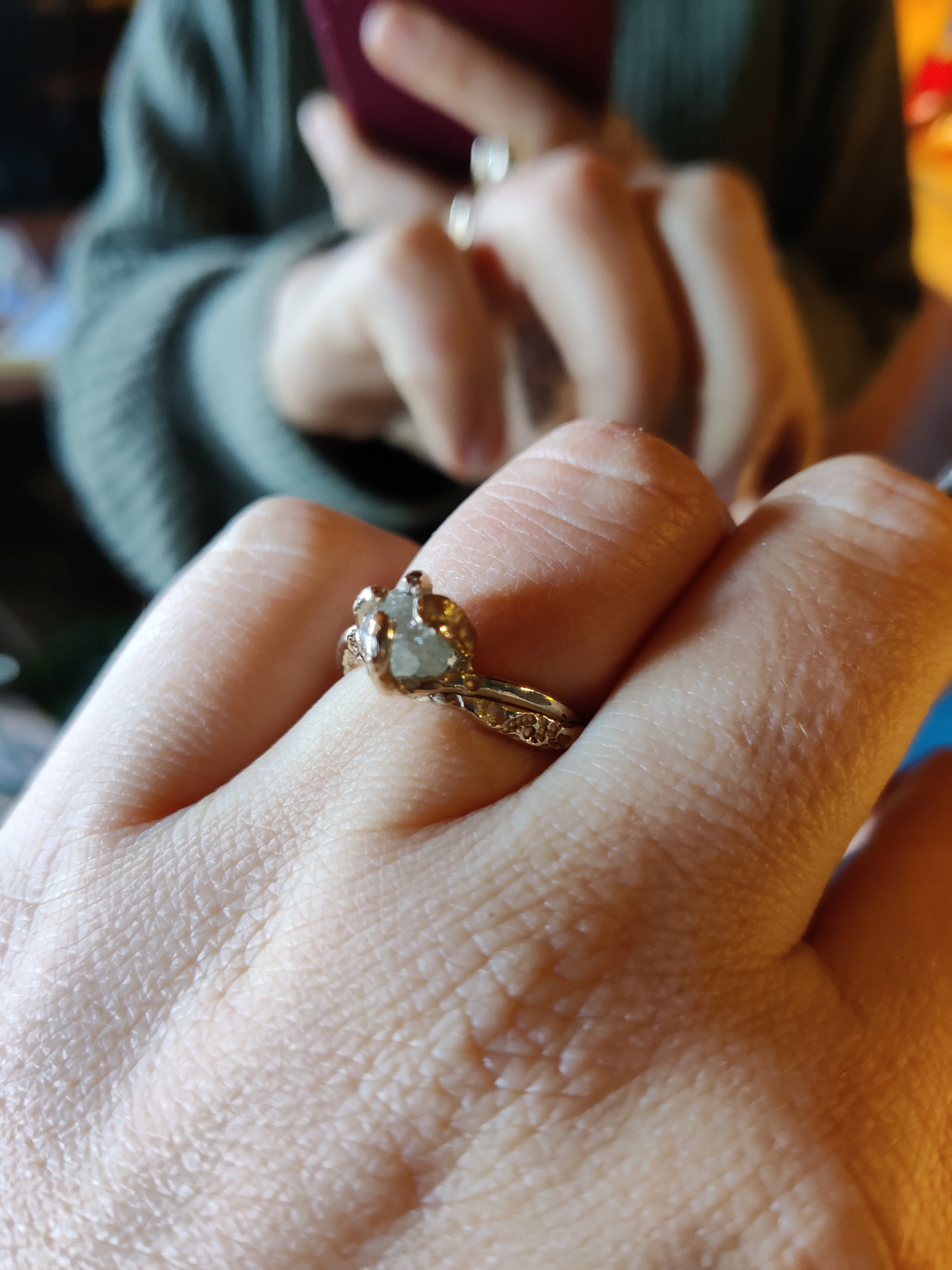 Ring in 18K champagne wit gouden met ruwe diamant: Kubus