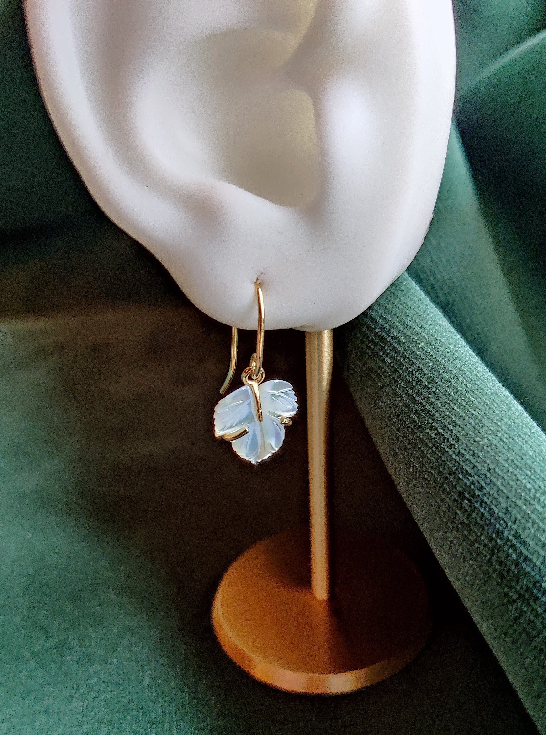 Oorbellen in 18K geel goud met parelmoer: Blaadje