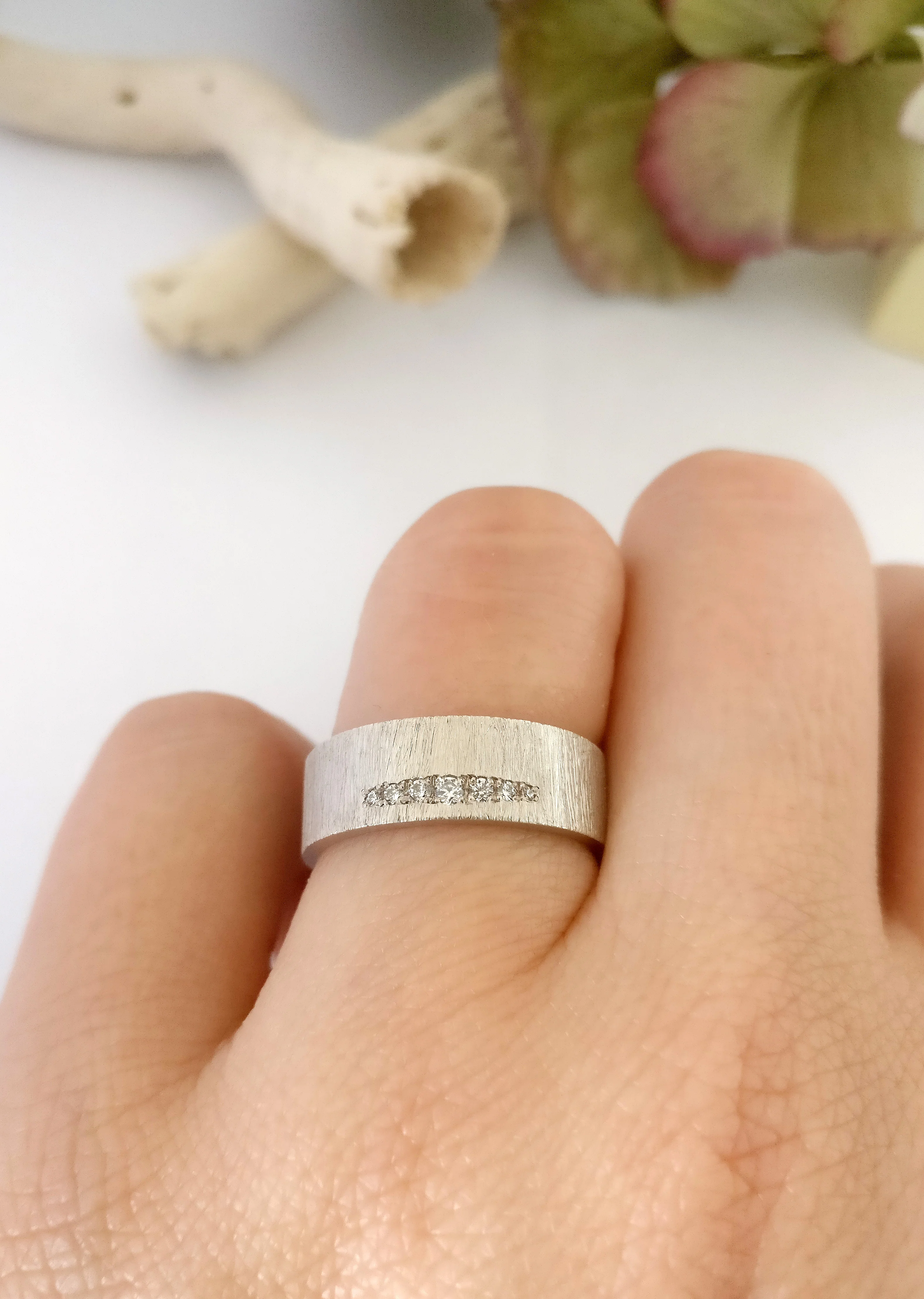 Trouwringen in 18k wit goud met diamant: Jackie en John F