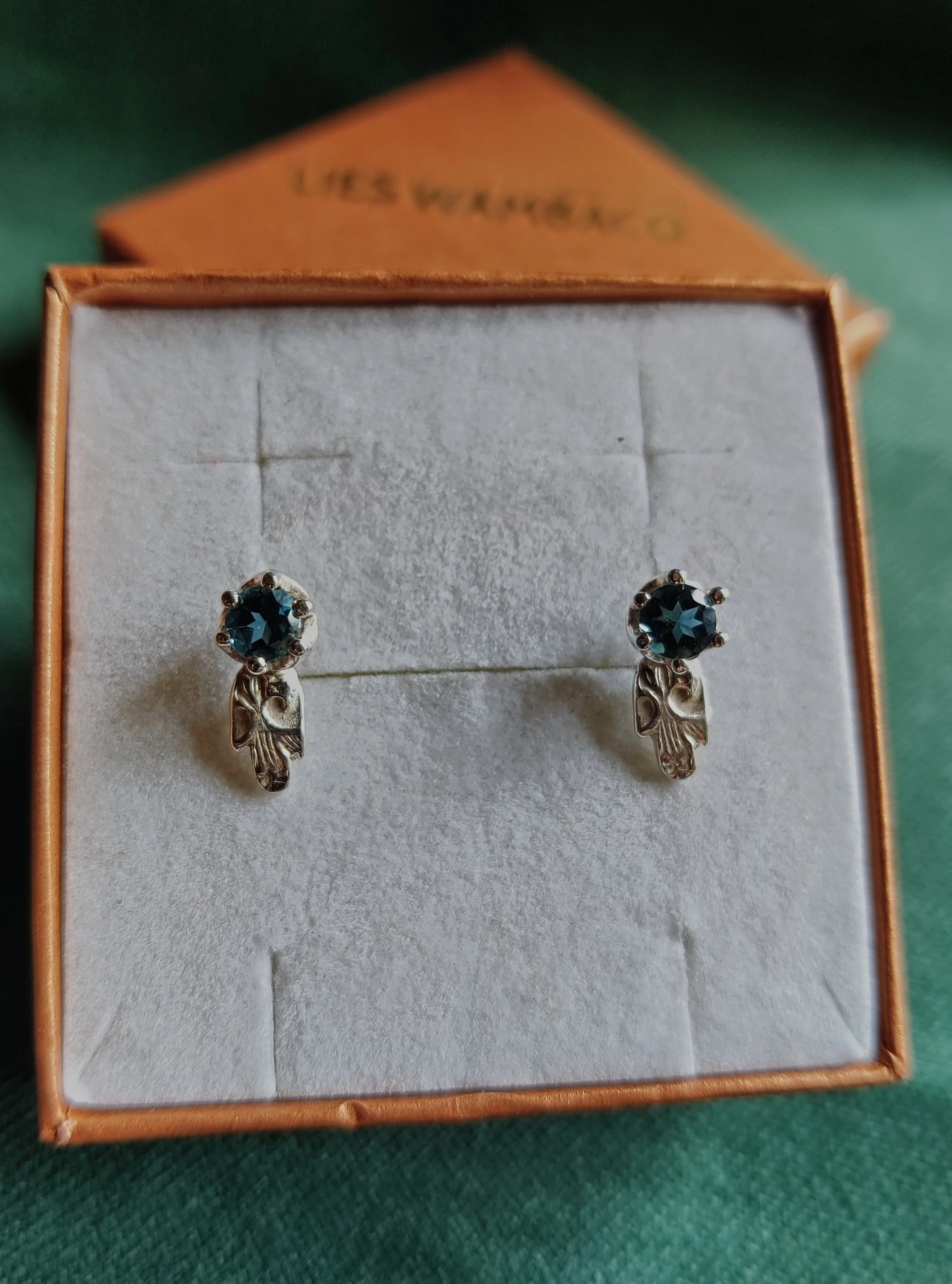 Oorbel in zilver met blauwe topaas : Hasse