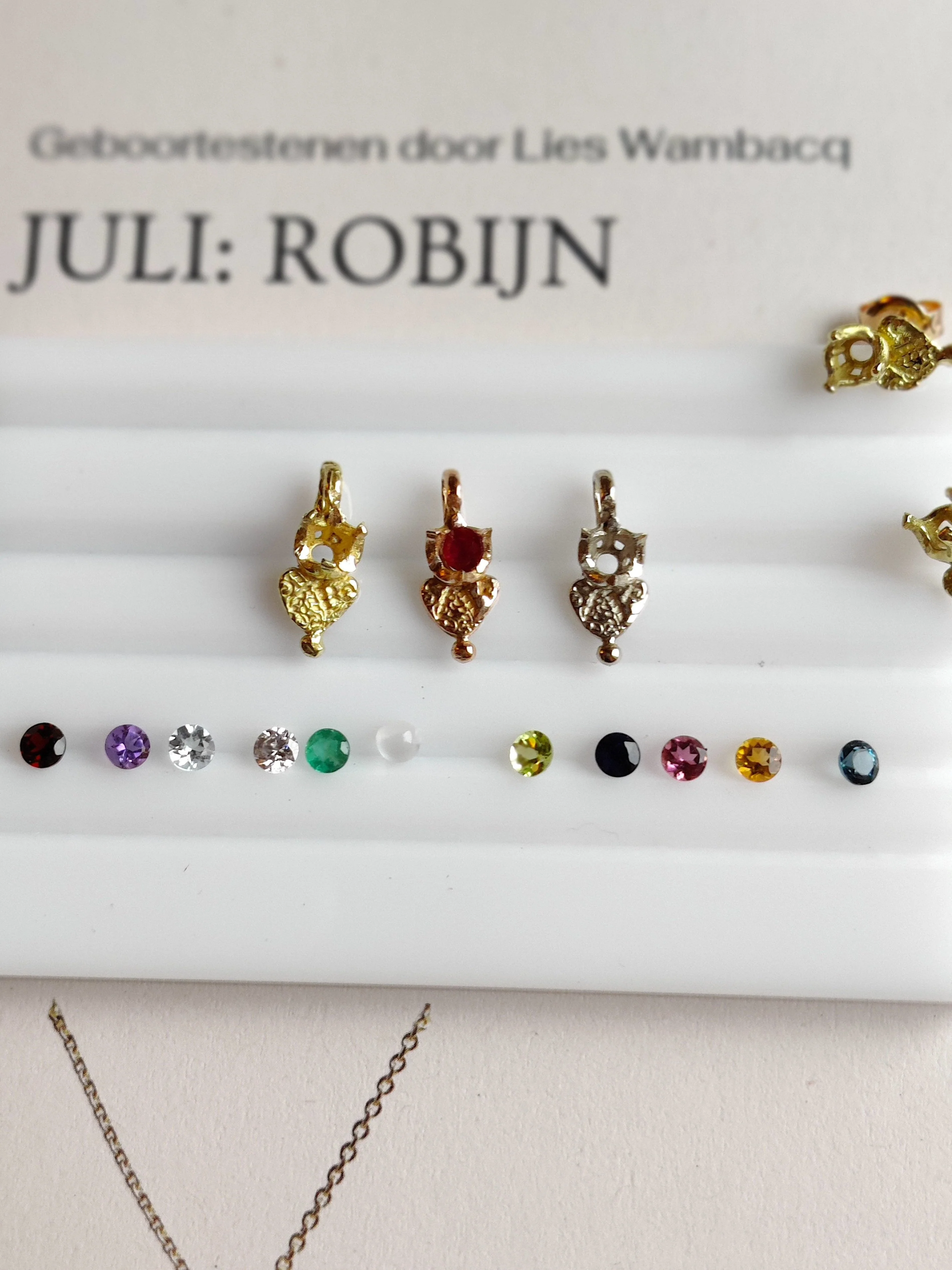 Oorbel in 18k geel goud met geboortesteen - Love (alle maanden)