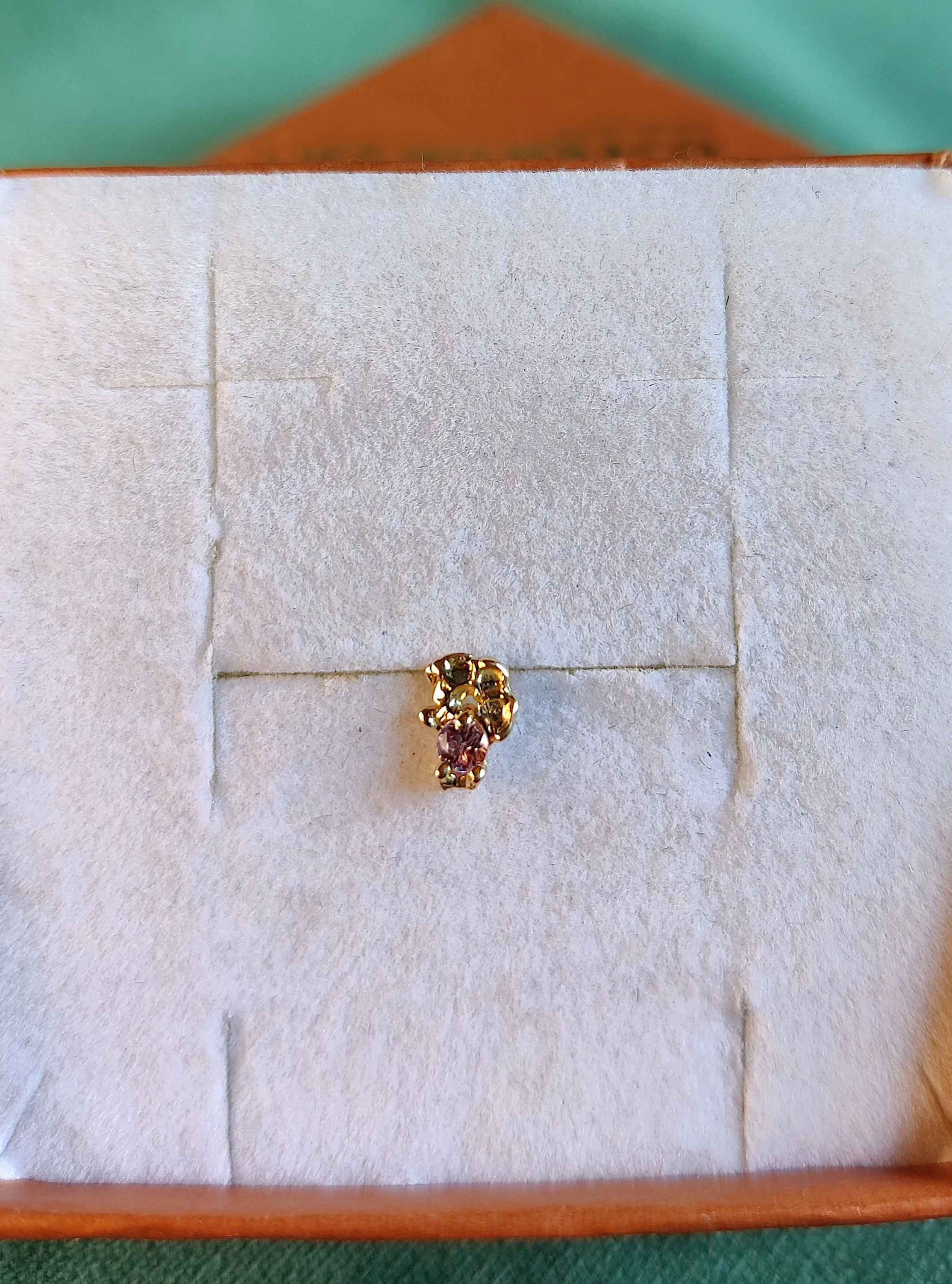 Enkele oorsteker in 18k geel goud met kleine roze saffier - Sil