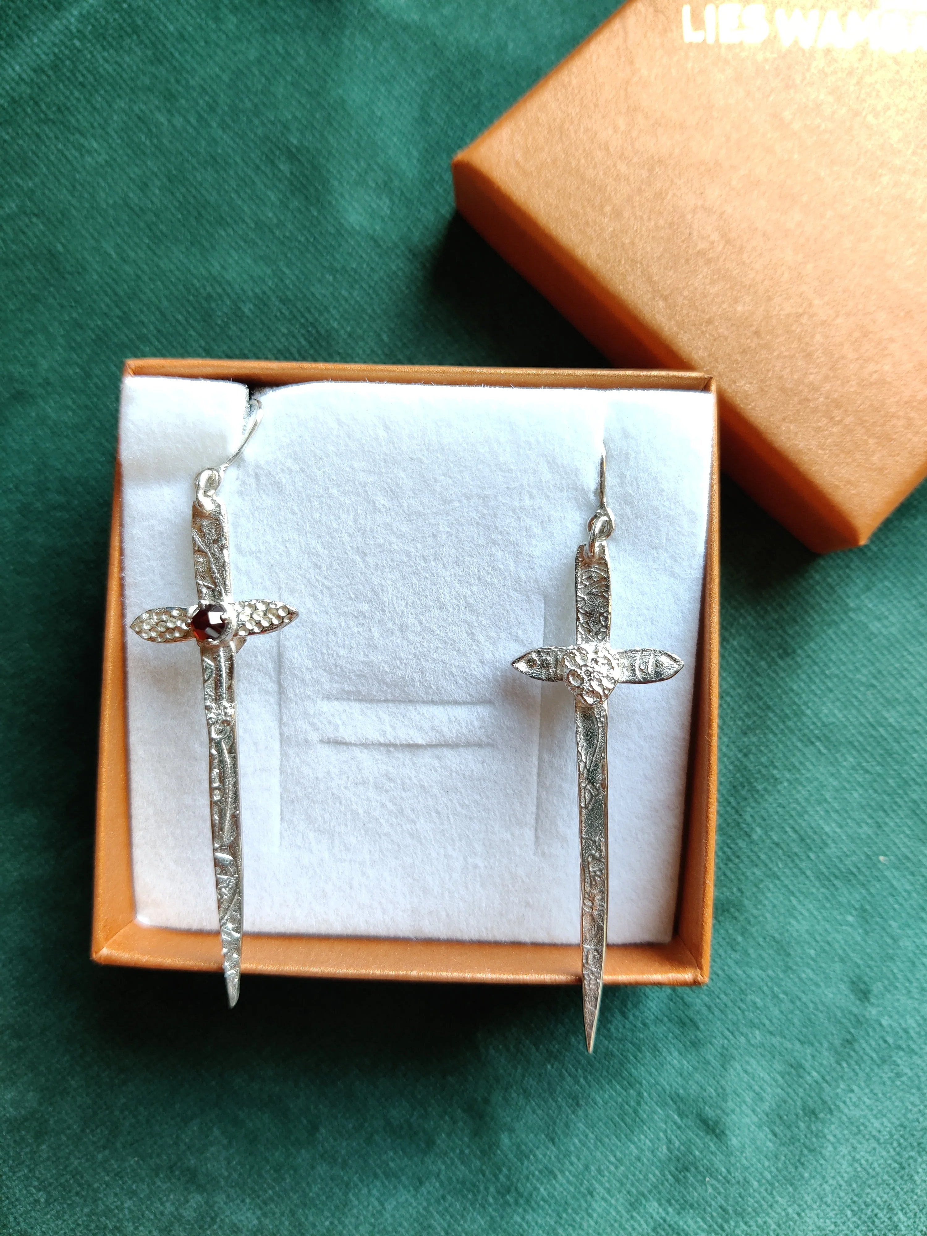 Oorbel in zilver - zwaard met agaat: Zora