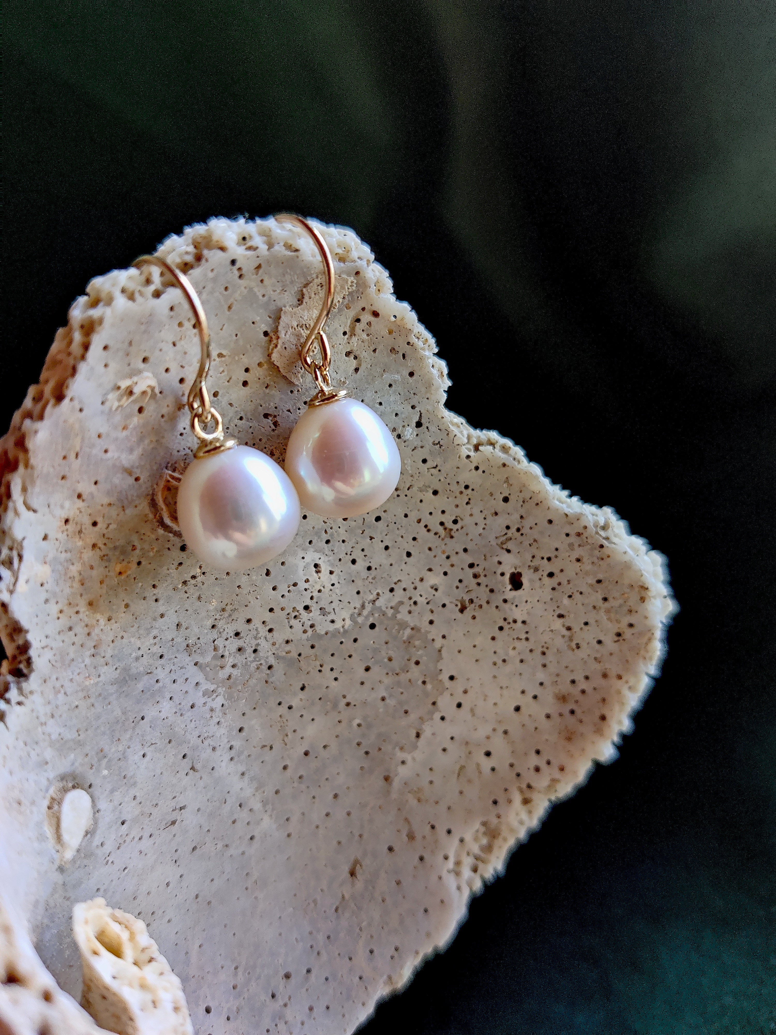 Oorbellen in 14k geel goud met zoetwaterparel druppel- Artemis