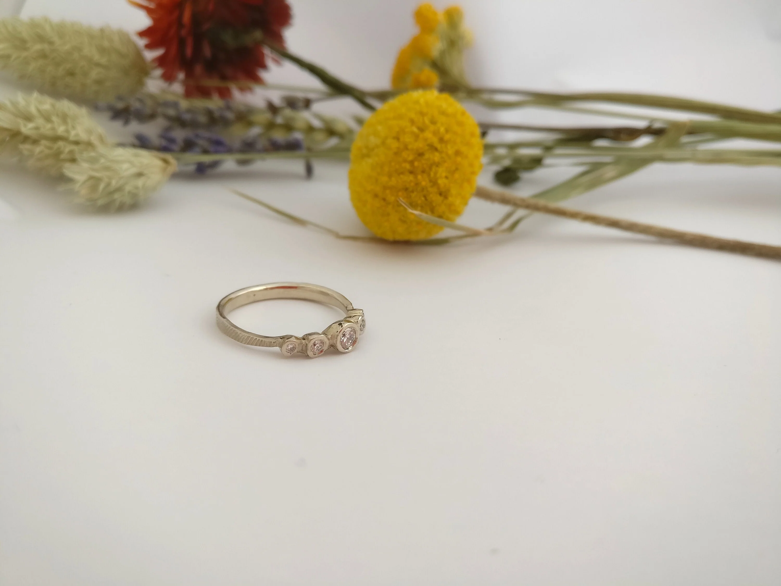 Ring in 18K palladium wit goud met 5 diamanten: Queen Victoria