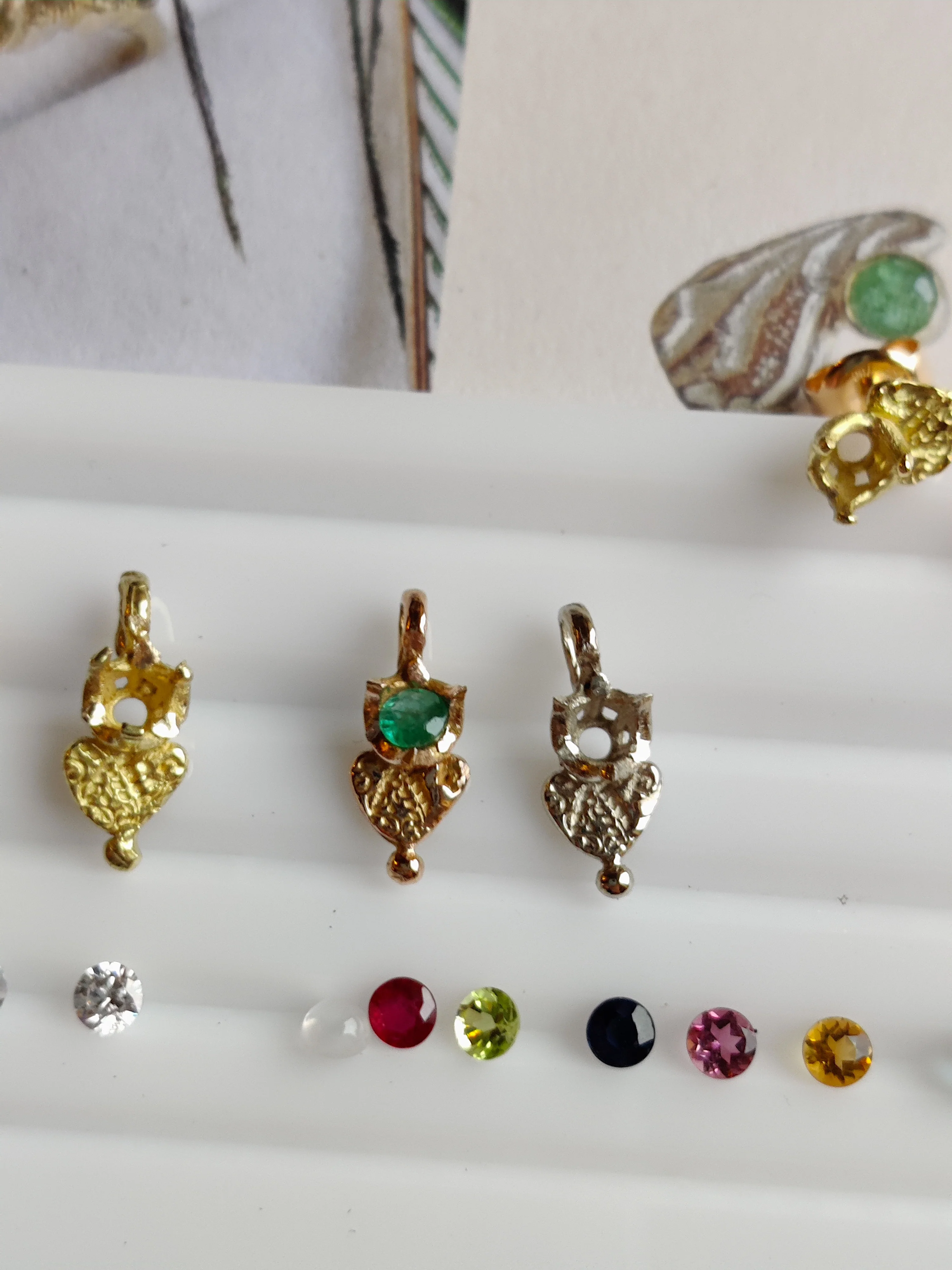 Oorbel in 18k geel goud met geboortesteen - Love (alle maanden)