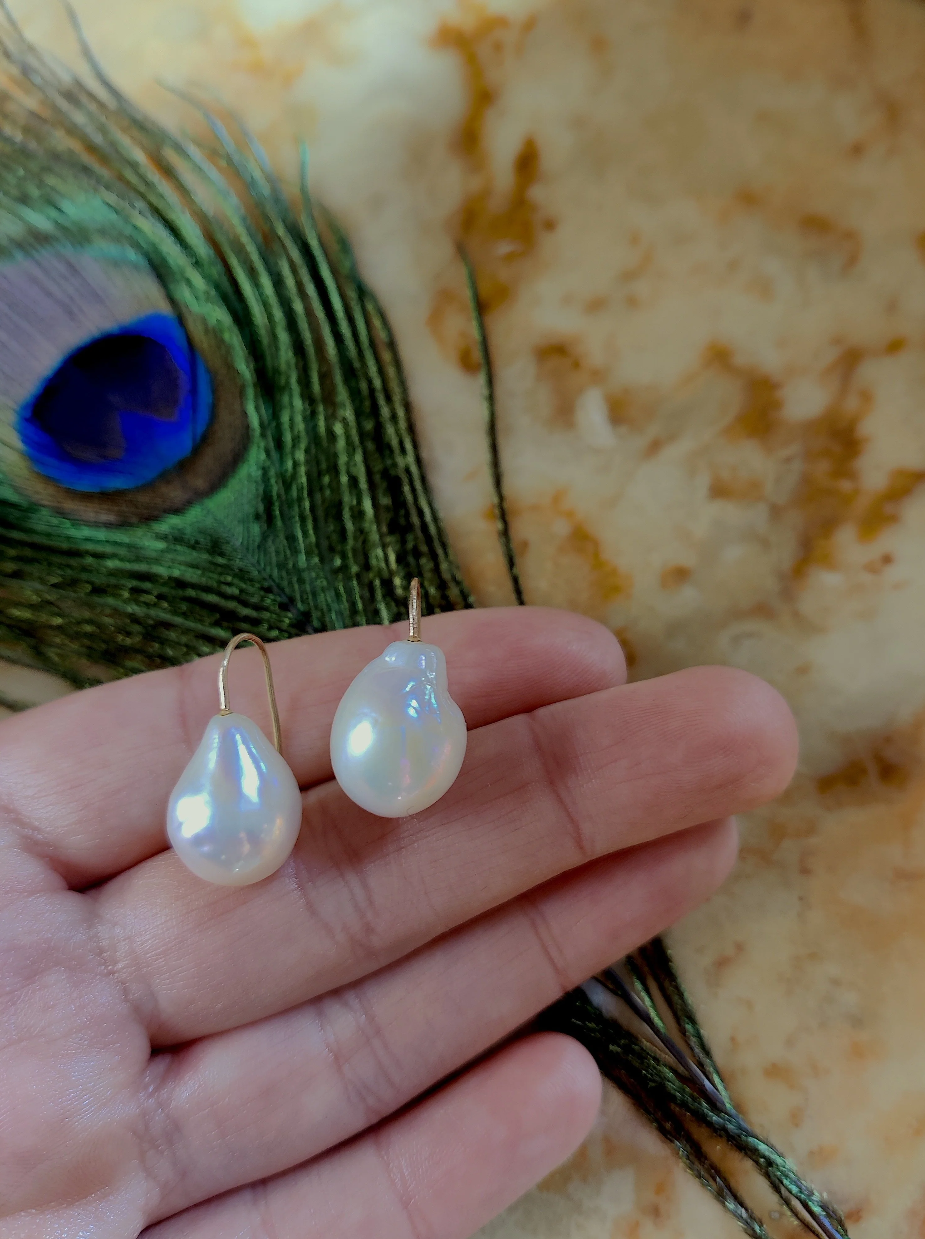 Oorbel in 18K rosé goud met parel: Barok.