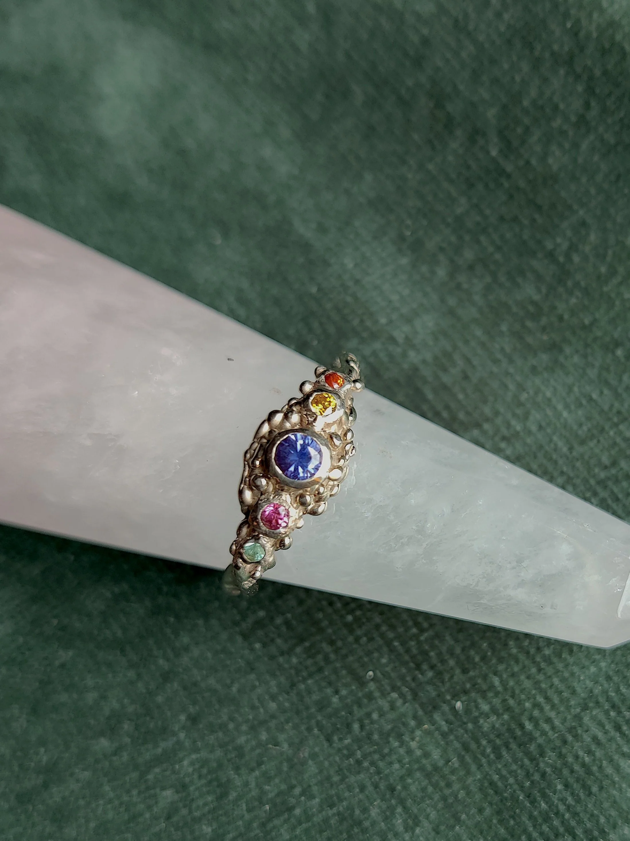 Ring in 18k wit goud met verschillende edelstenen- Iris