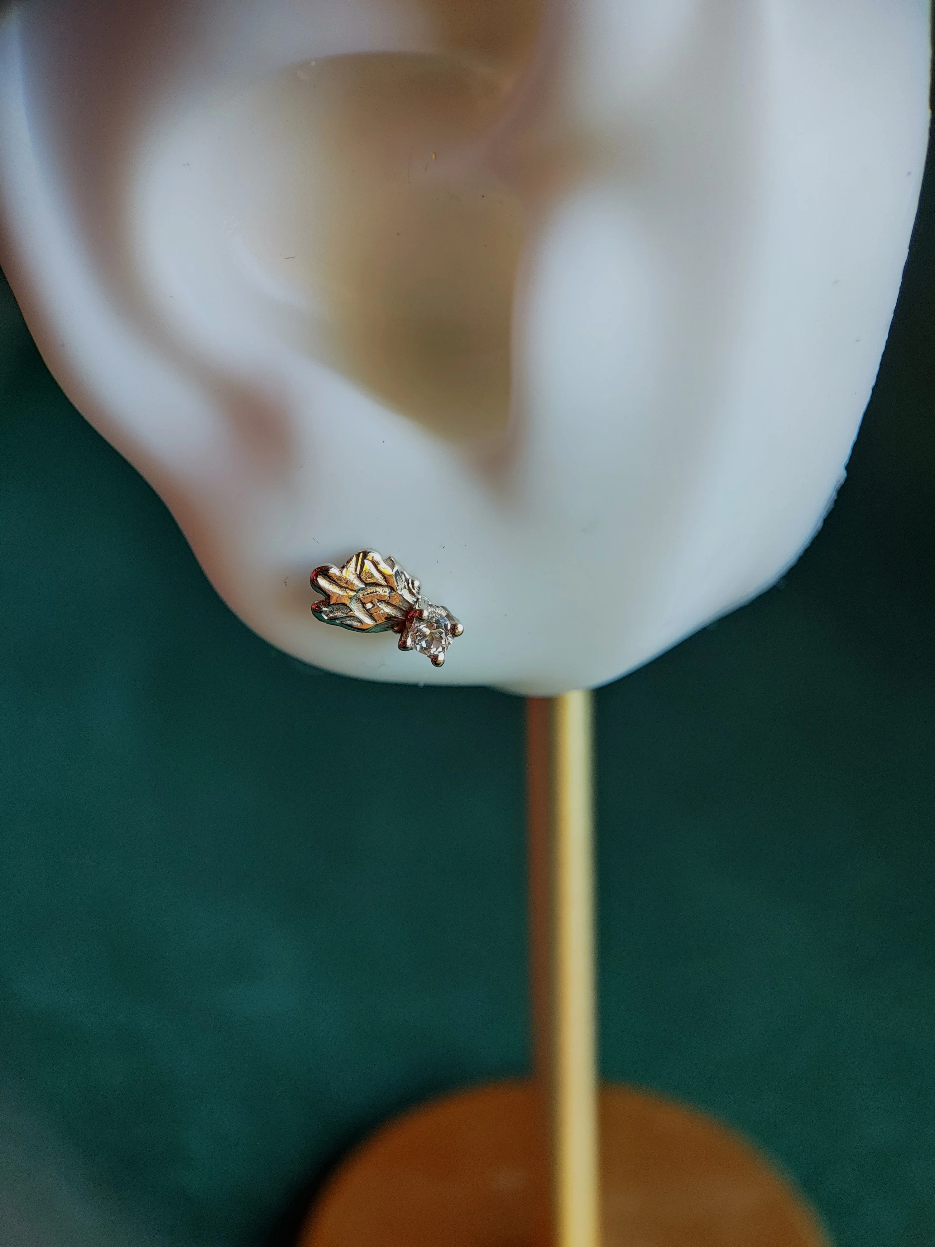 Losse oorbel of neuspiercing in 18k wit goud met morganiet: Robine