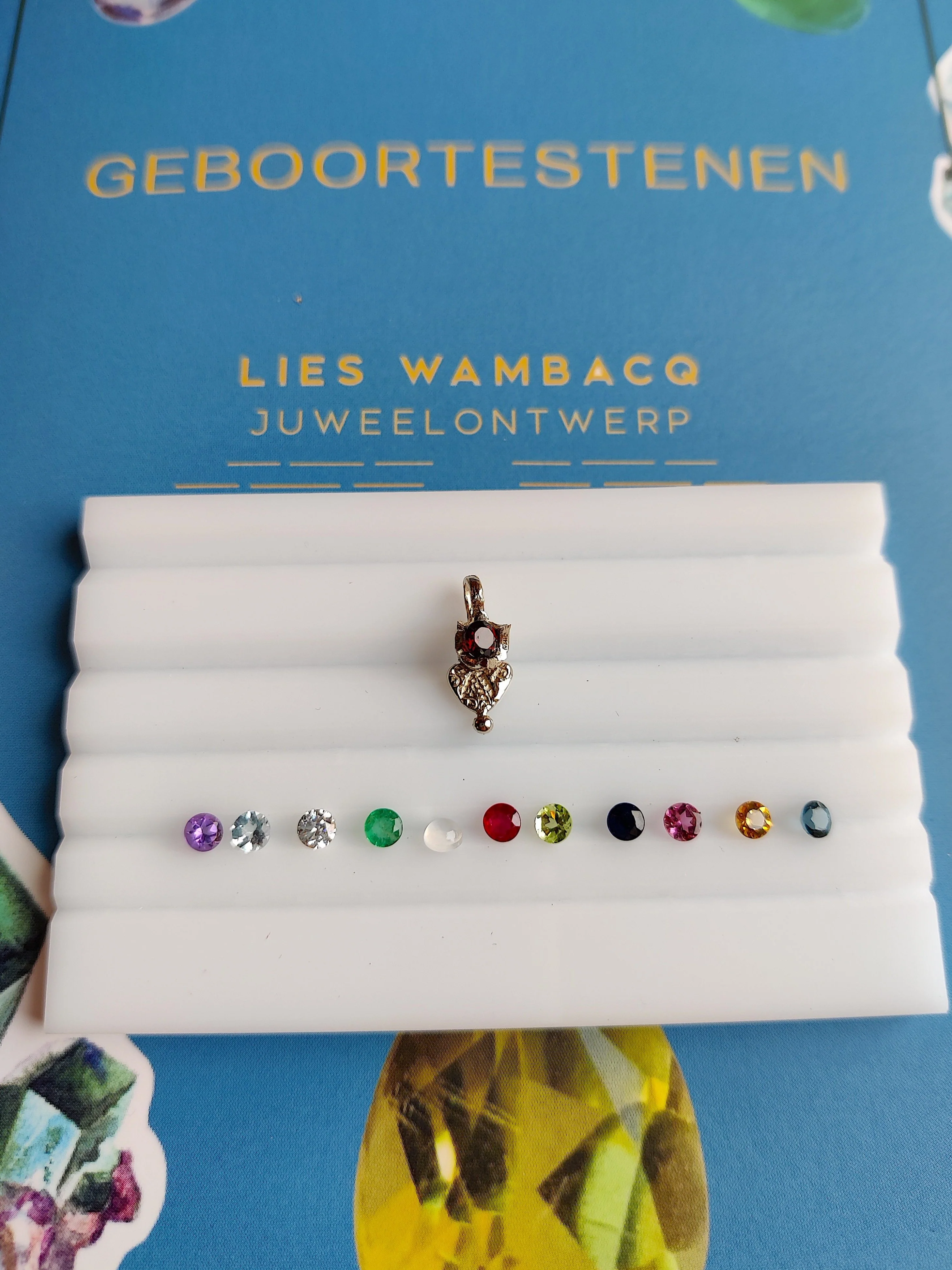 Hanger in 18k geel goud met geboortesteen - Love (alle maanden)