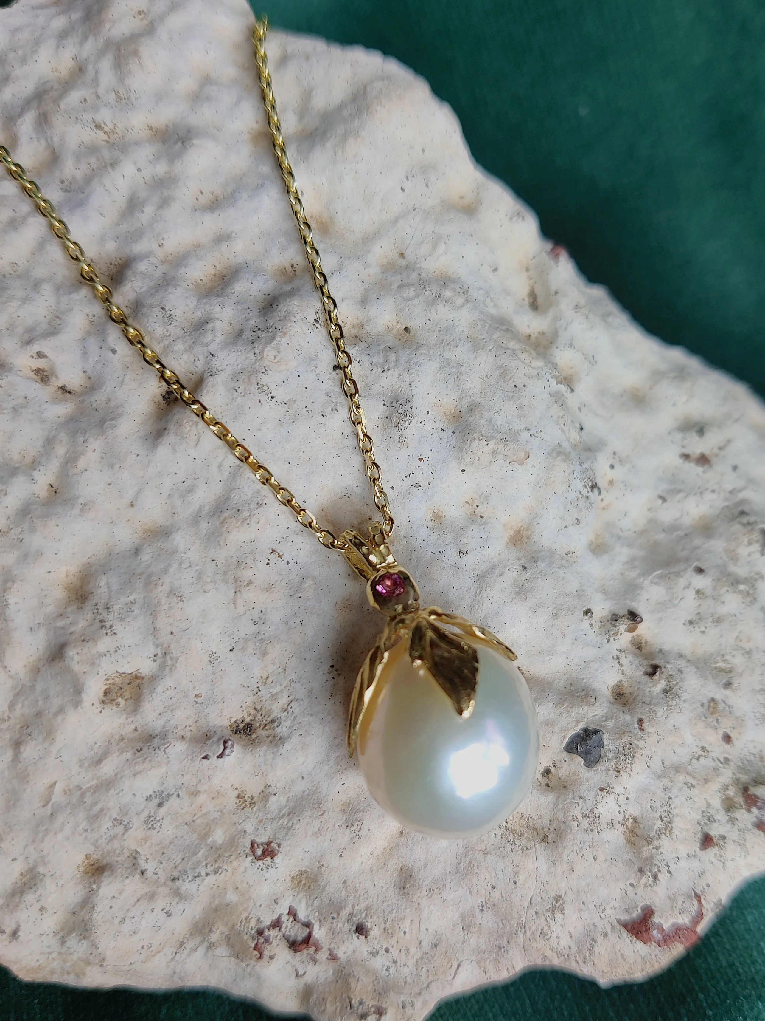 Hanger in 18K geel goud met barok parel - Dianna