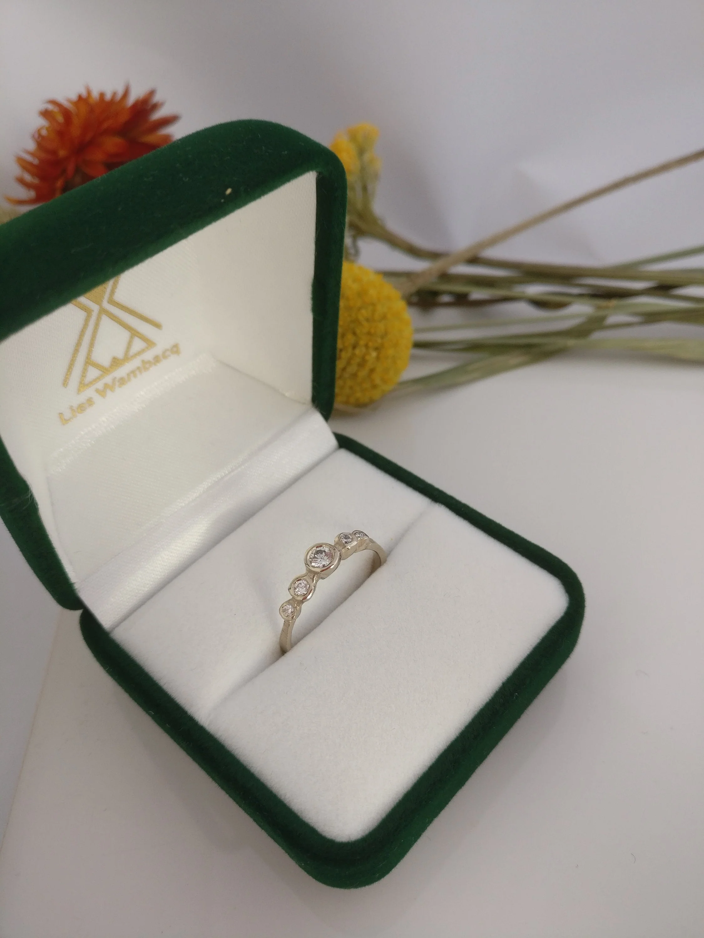 Ring in 18K palladium wit goud met 5 diamanten: Queen Victoria