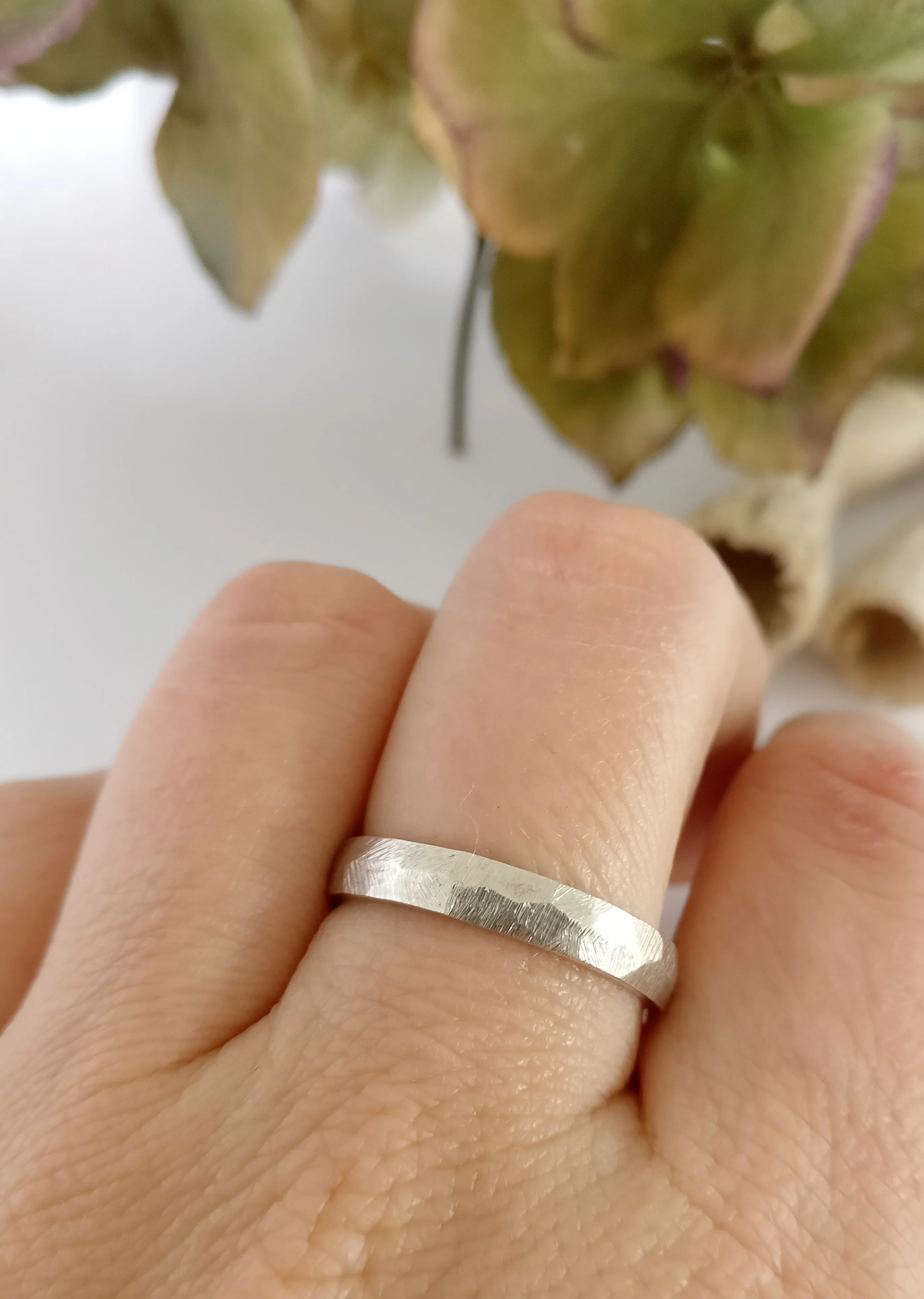 Trouwringen in 18k wit goud met diamant en saffier: Courtney en Kurt