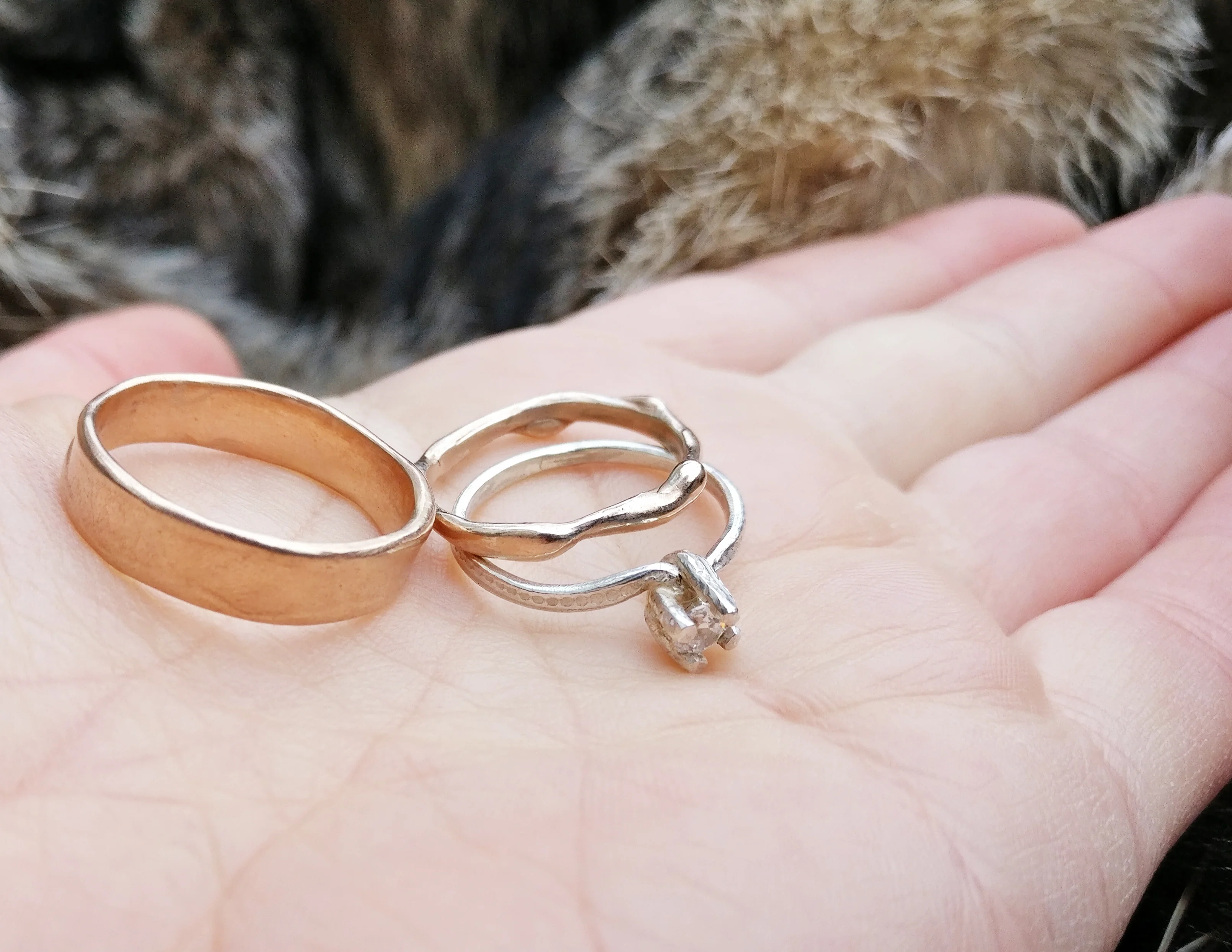 Trouwringen in 18k rosé goud en wit goud met diamant: Charles, Diana en Camilla