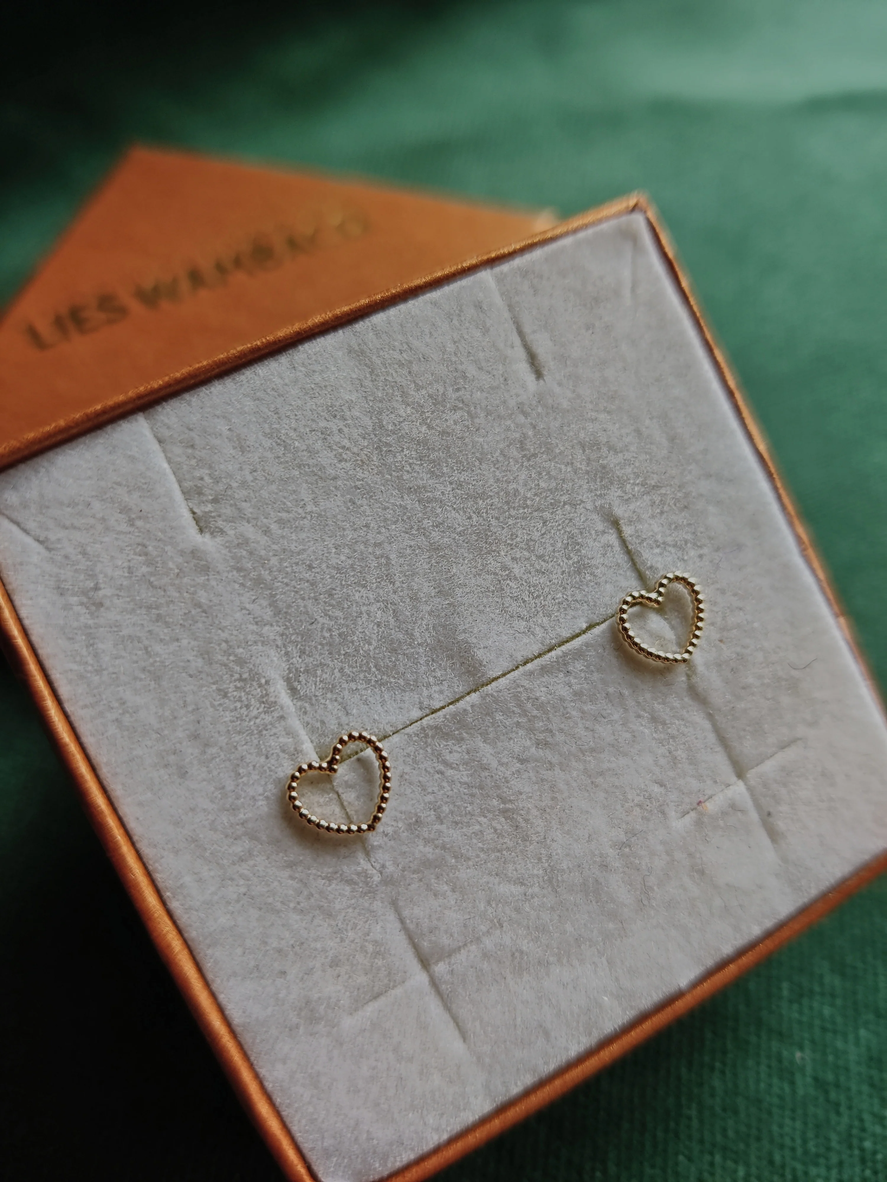 Oorbel in 14k geel goud met hartje - Elfie